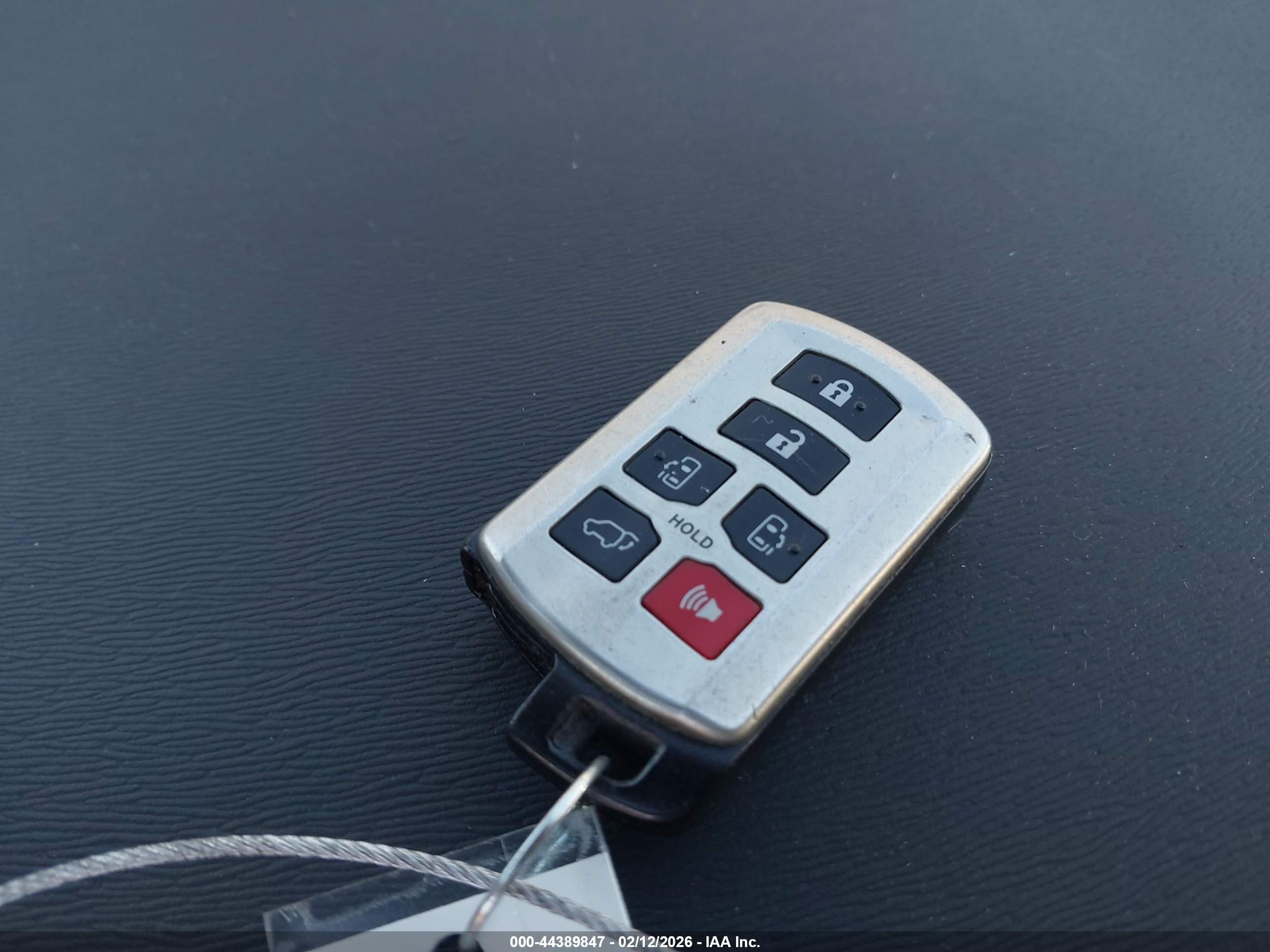 TOYOTA SIENNA image 11