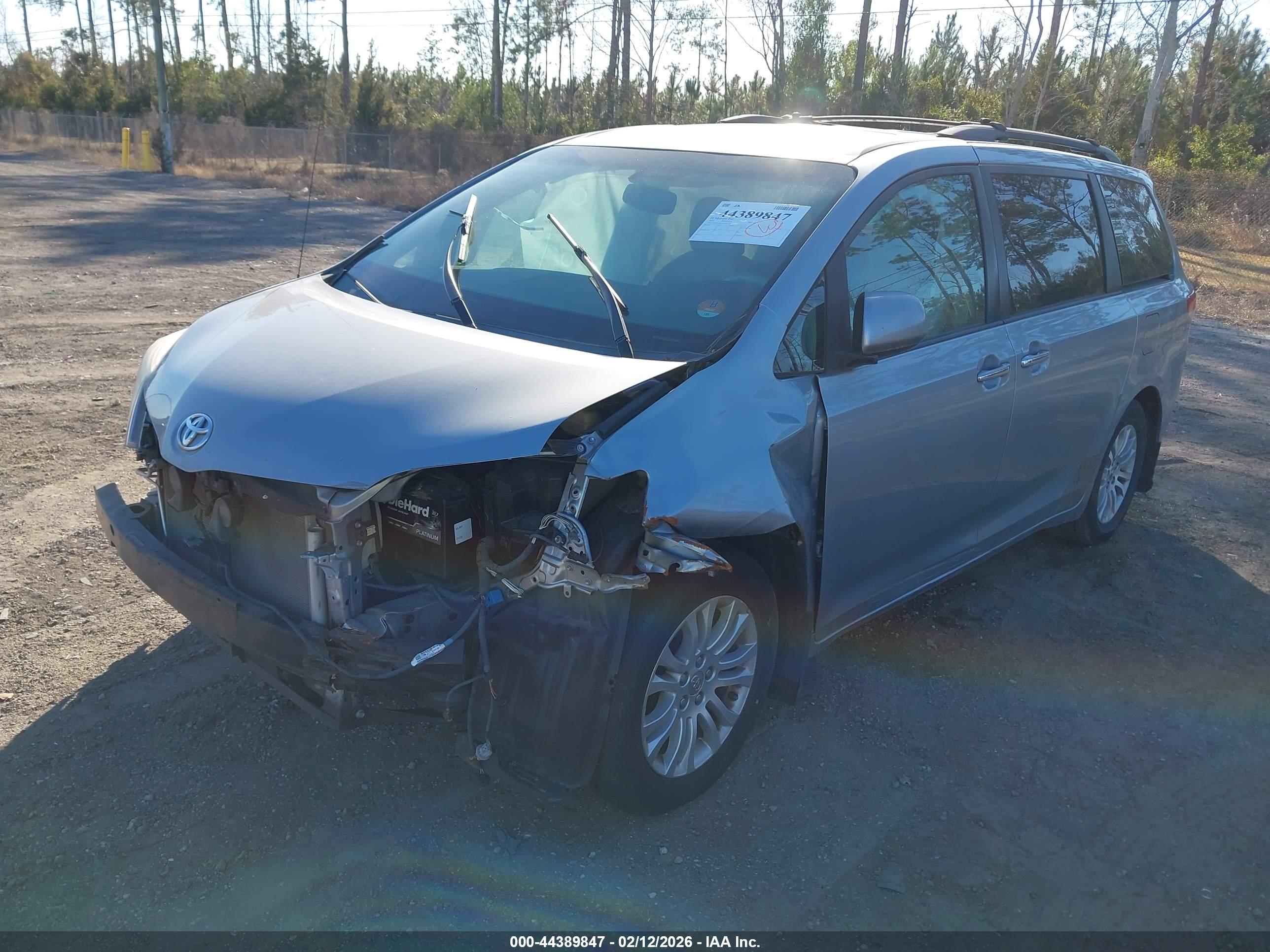 TOYOTA SIENNA image 2