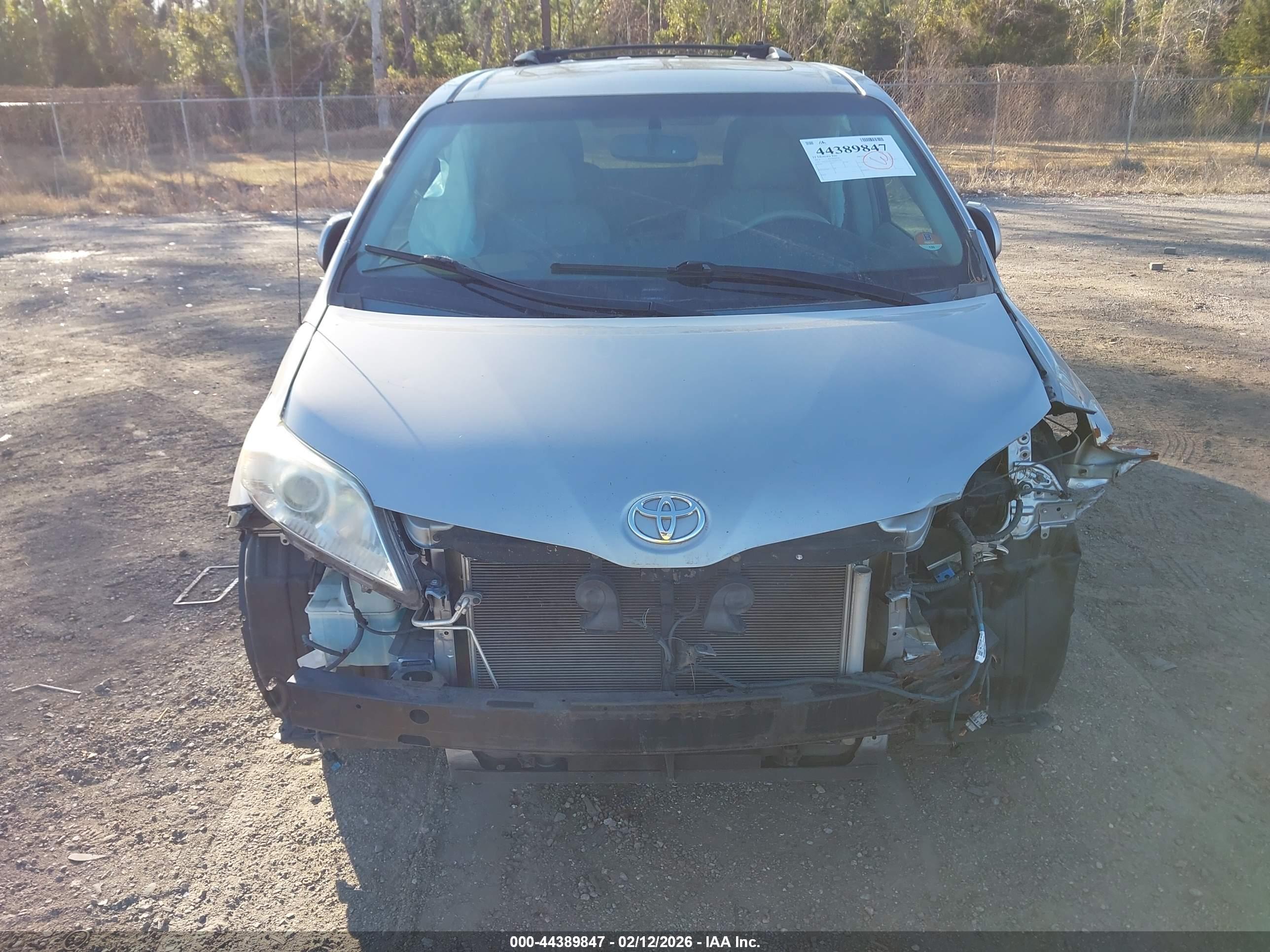 TOYOTA SIENNA image 6