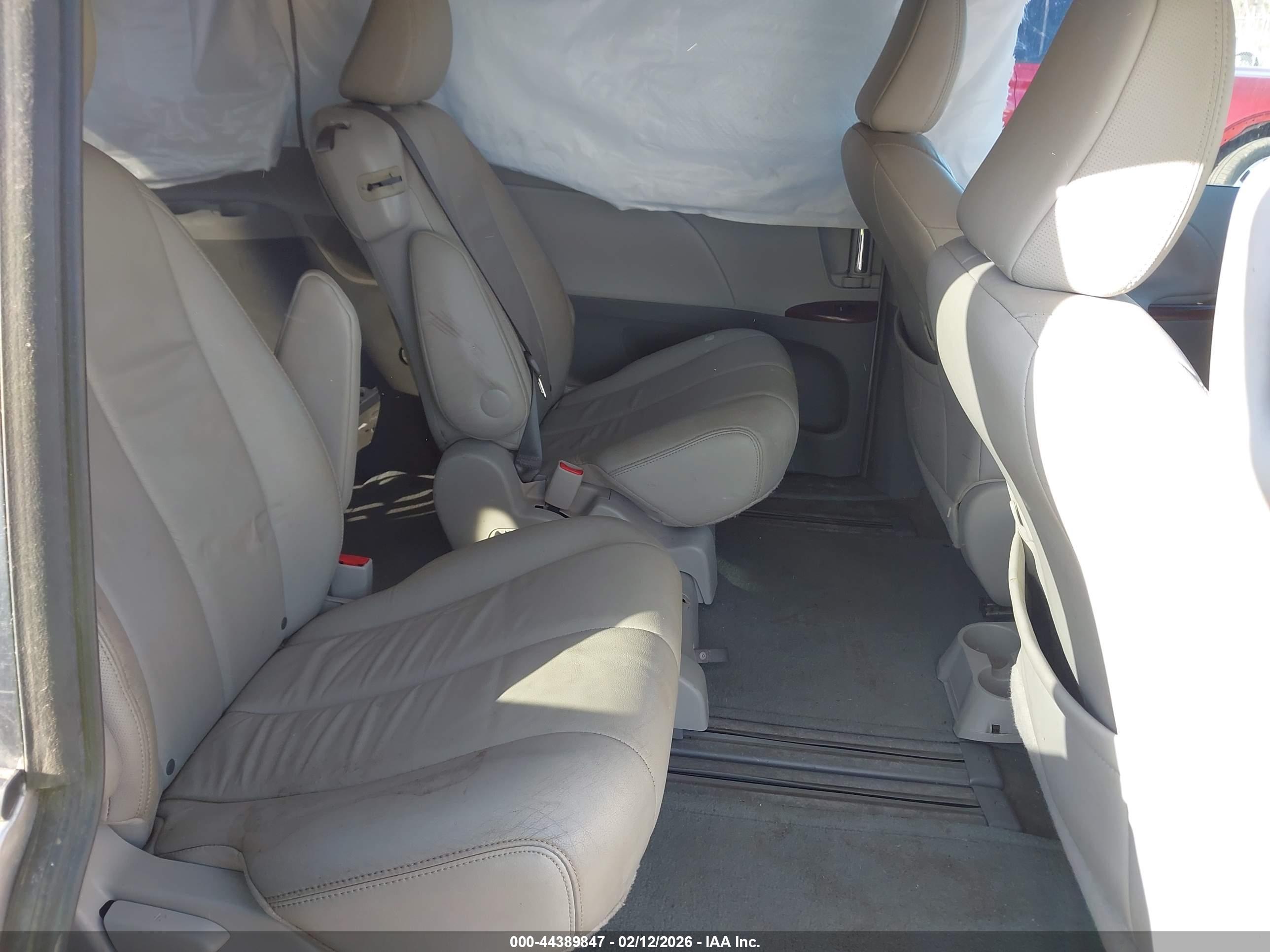 TOYOTA SIENNA image 8