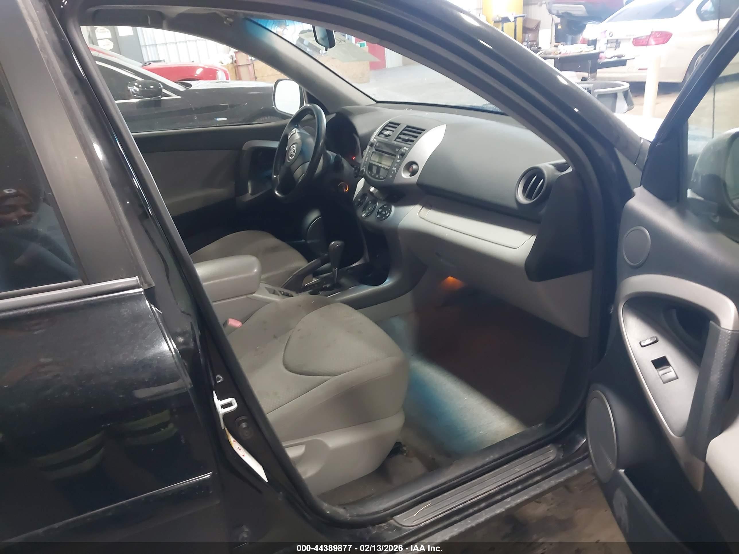 TOYOTA RAV4 image 5