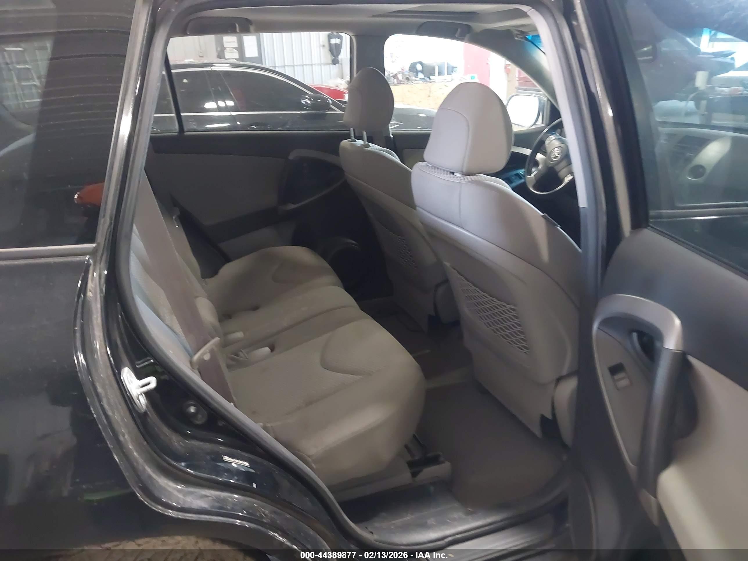 TOYOTA RAV4 image 8