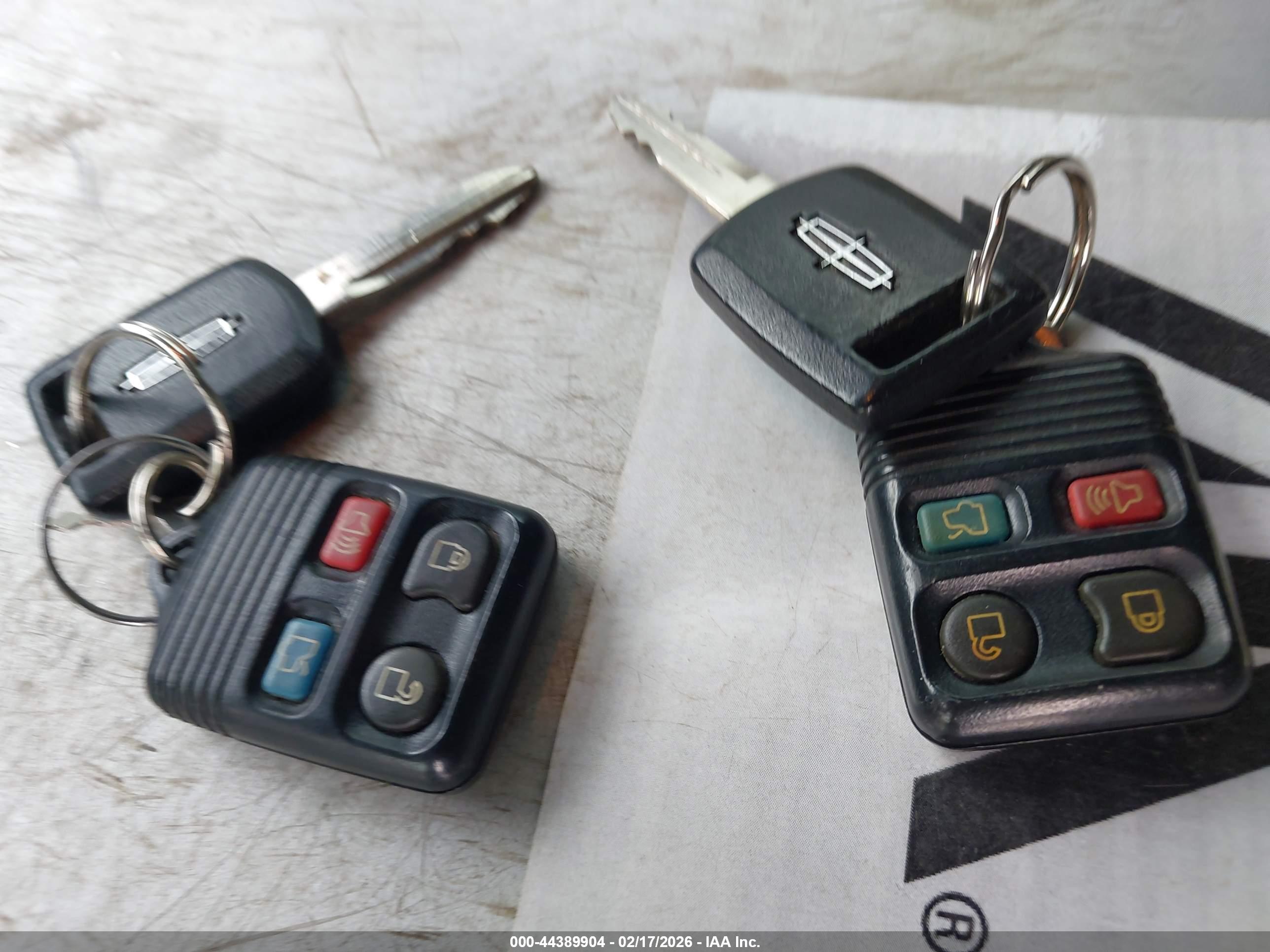 LINCOLN TOWN image 11