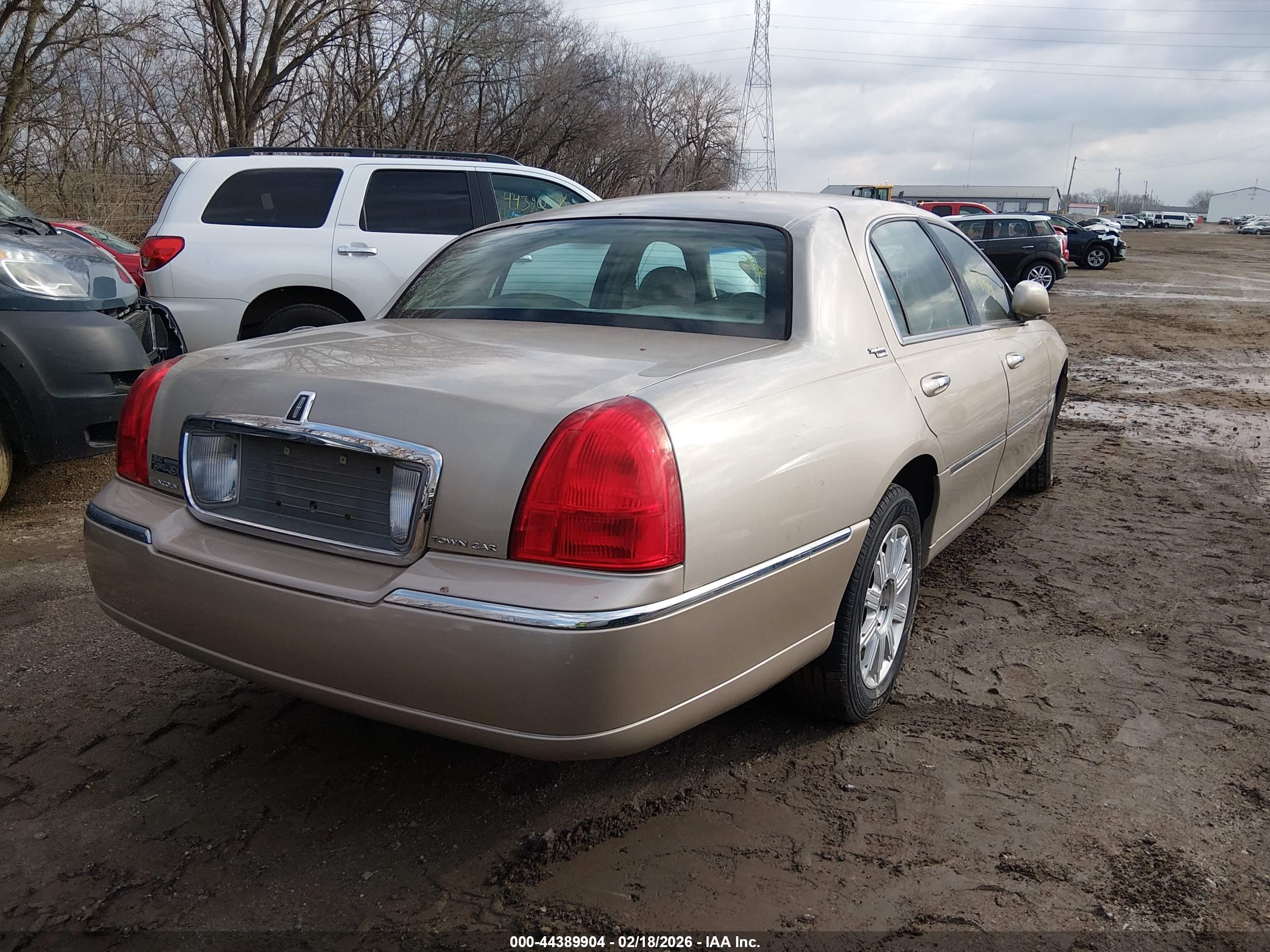 LINCOLN TOWN image 4