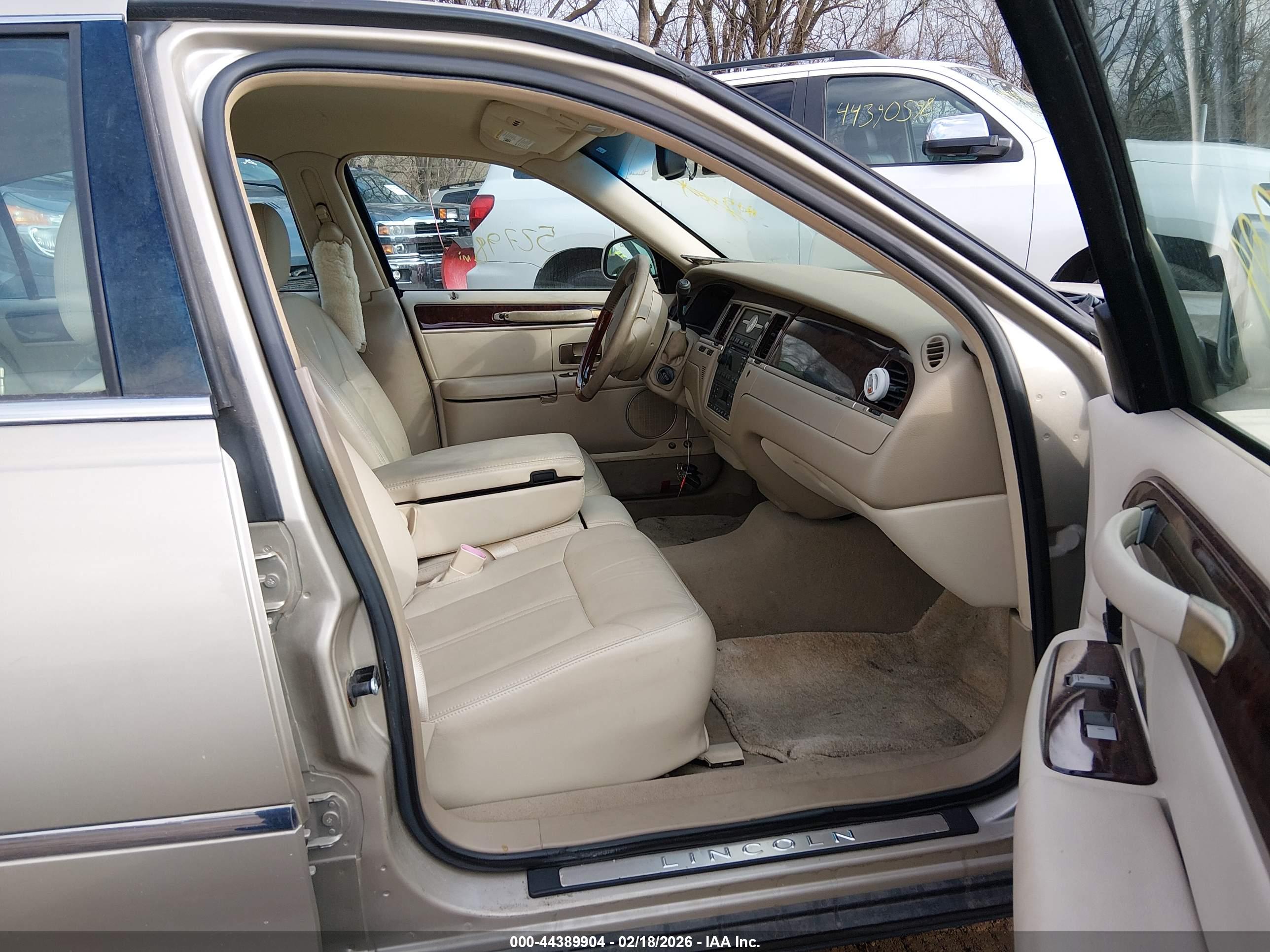 LINCOLN TOWN image 5