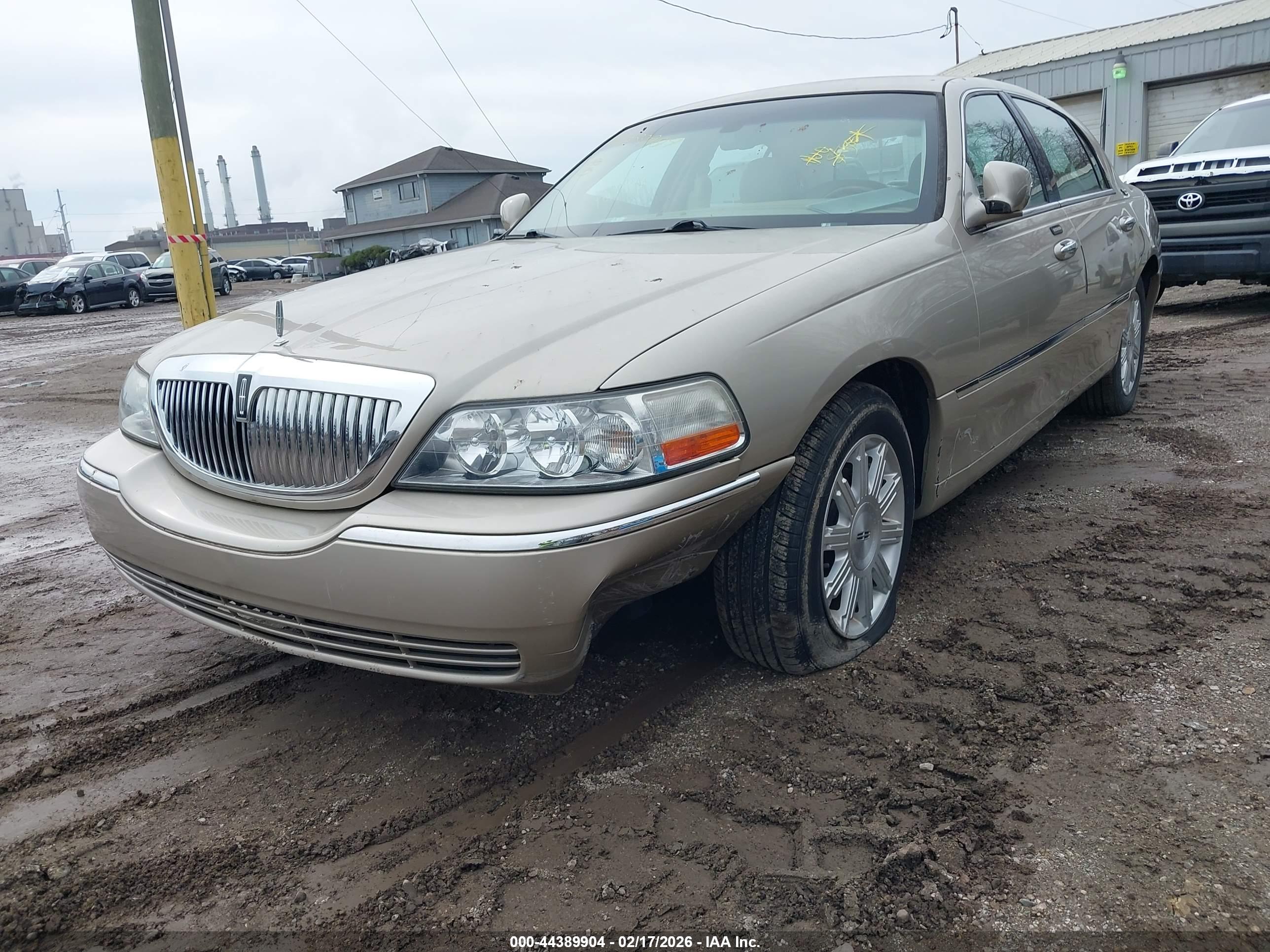 LINCOLN TOWN image 6