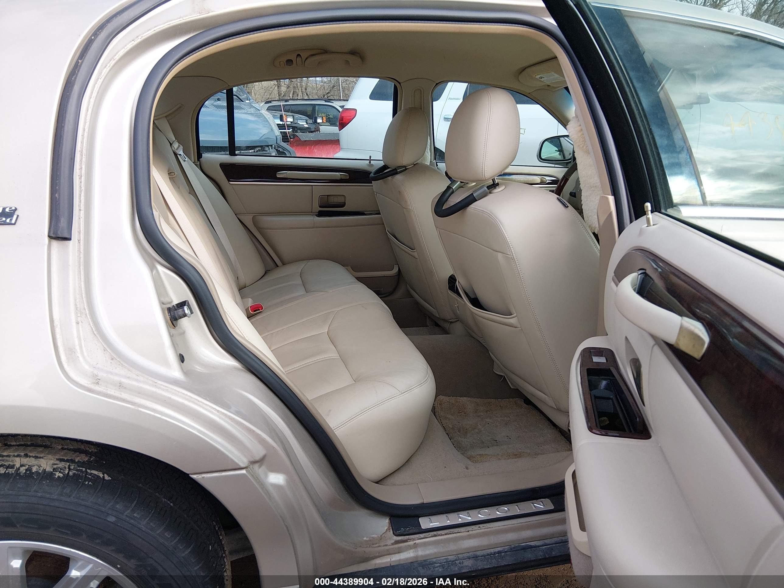 LINCOLN TOWN image 8