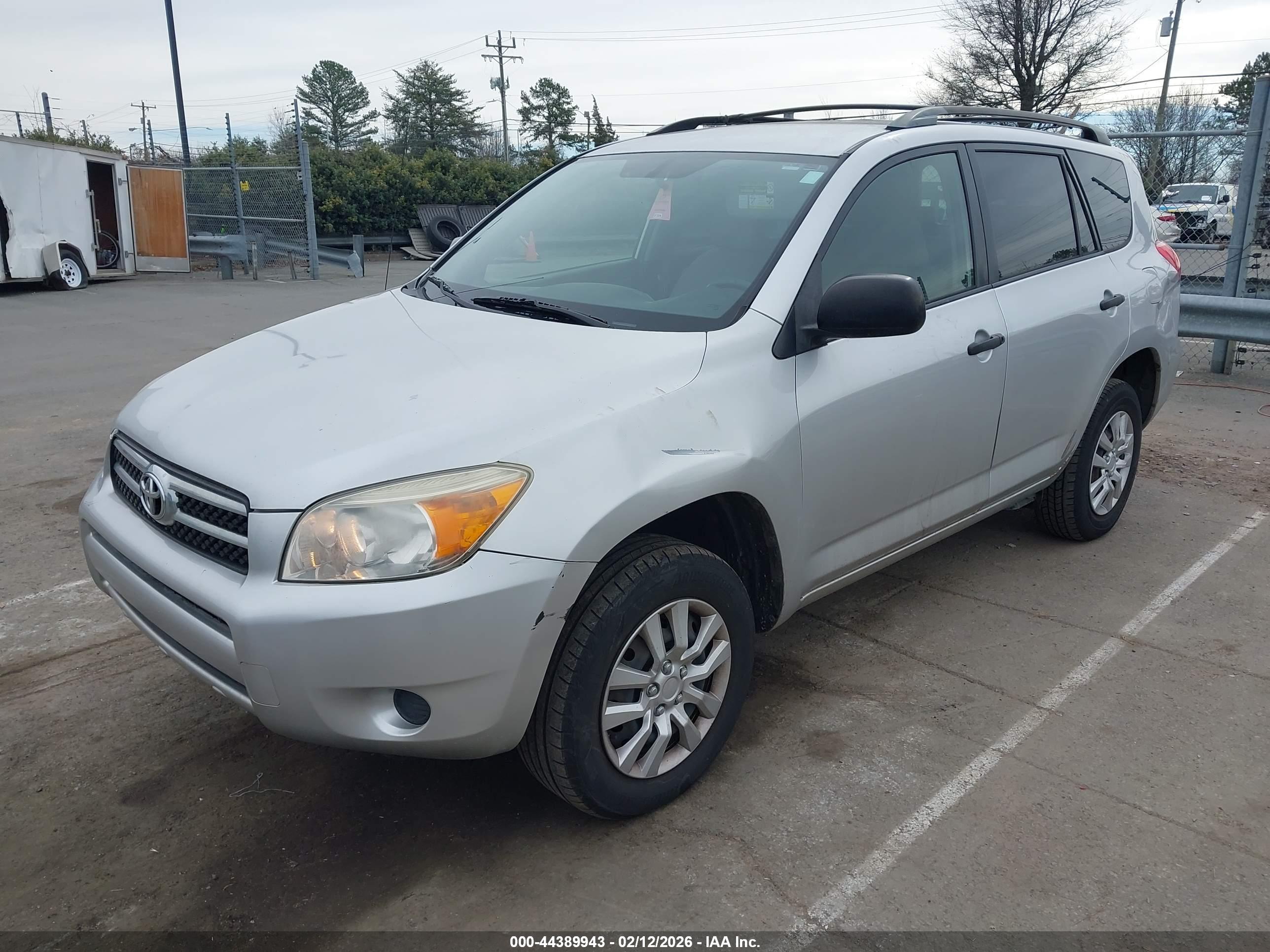 TOYOTA RAV4 image 2