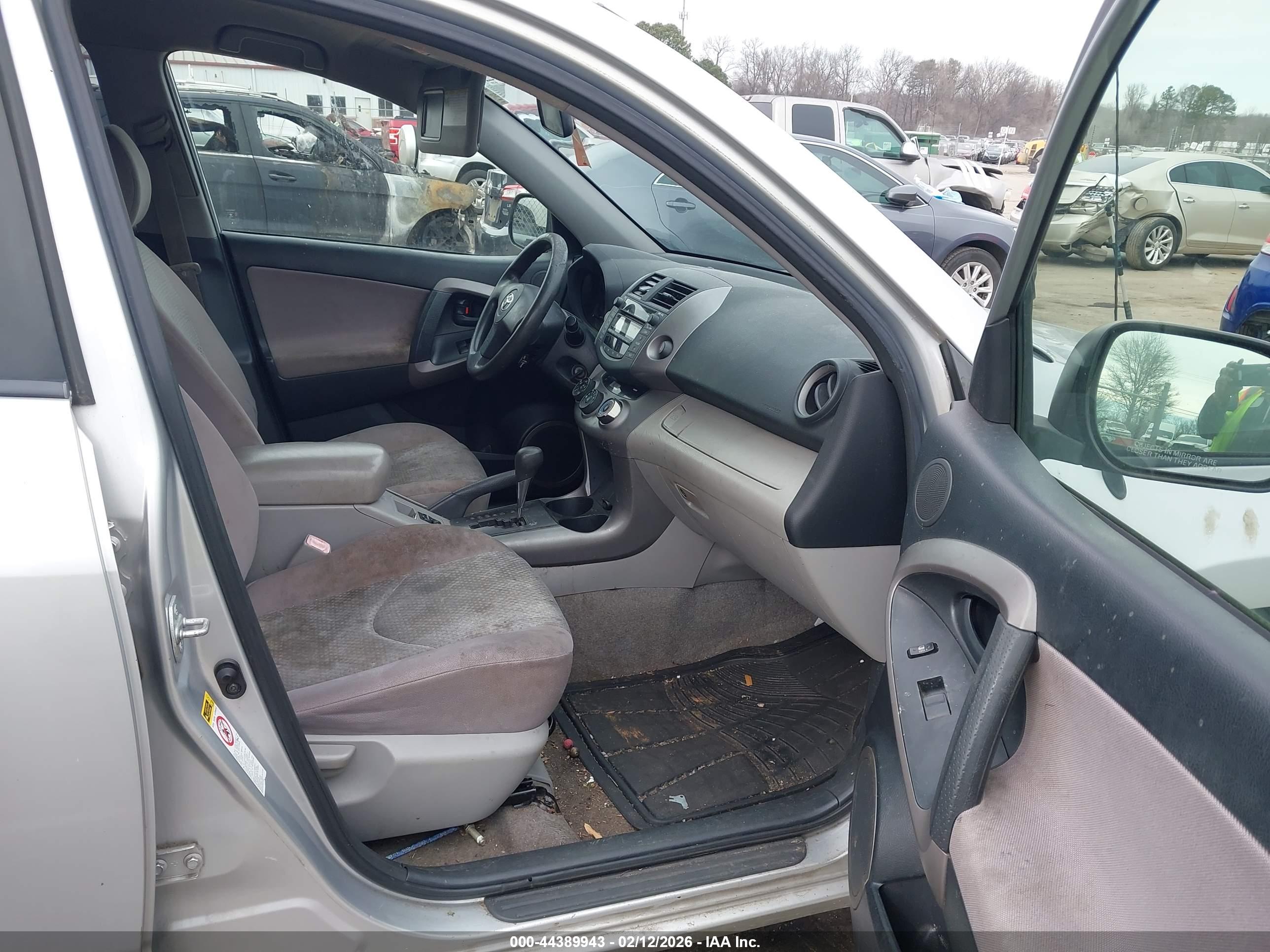 TOYOTA RAV4 image 5