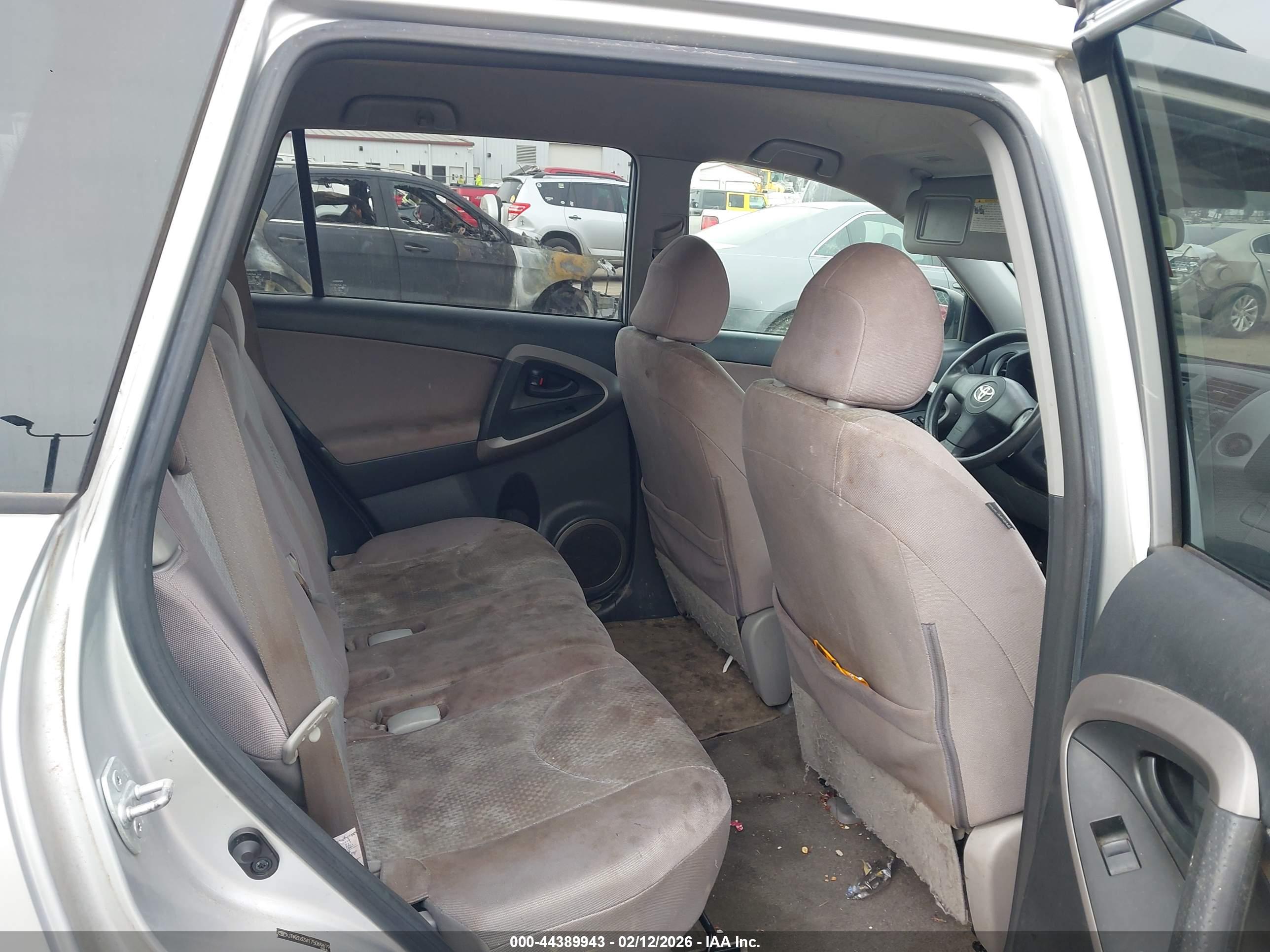 TOYOTA RAV4 image 8