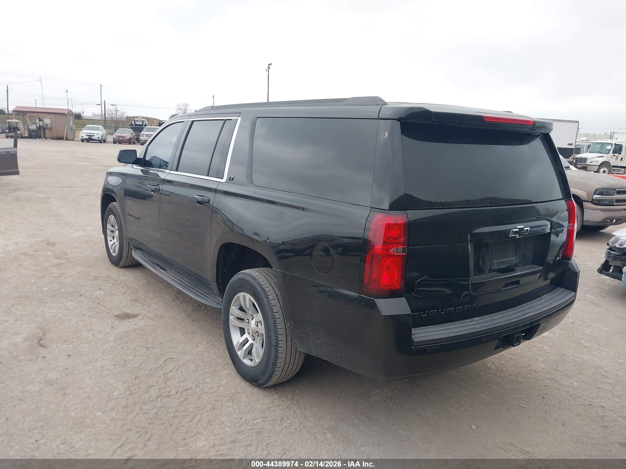 CHEVROLET SUBURBAN image 3