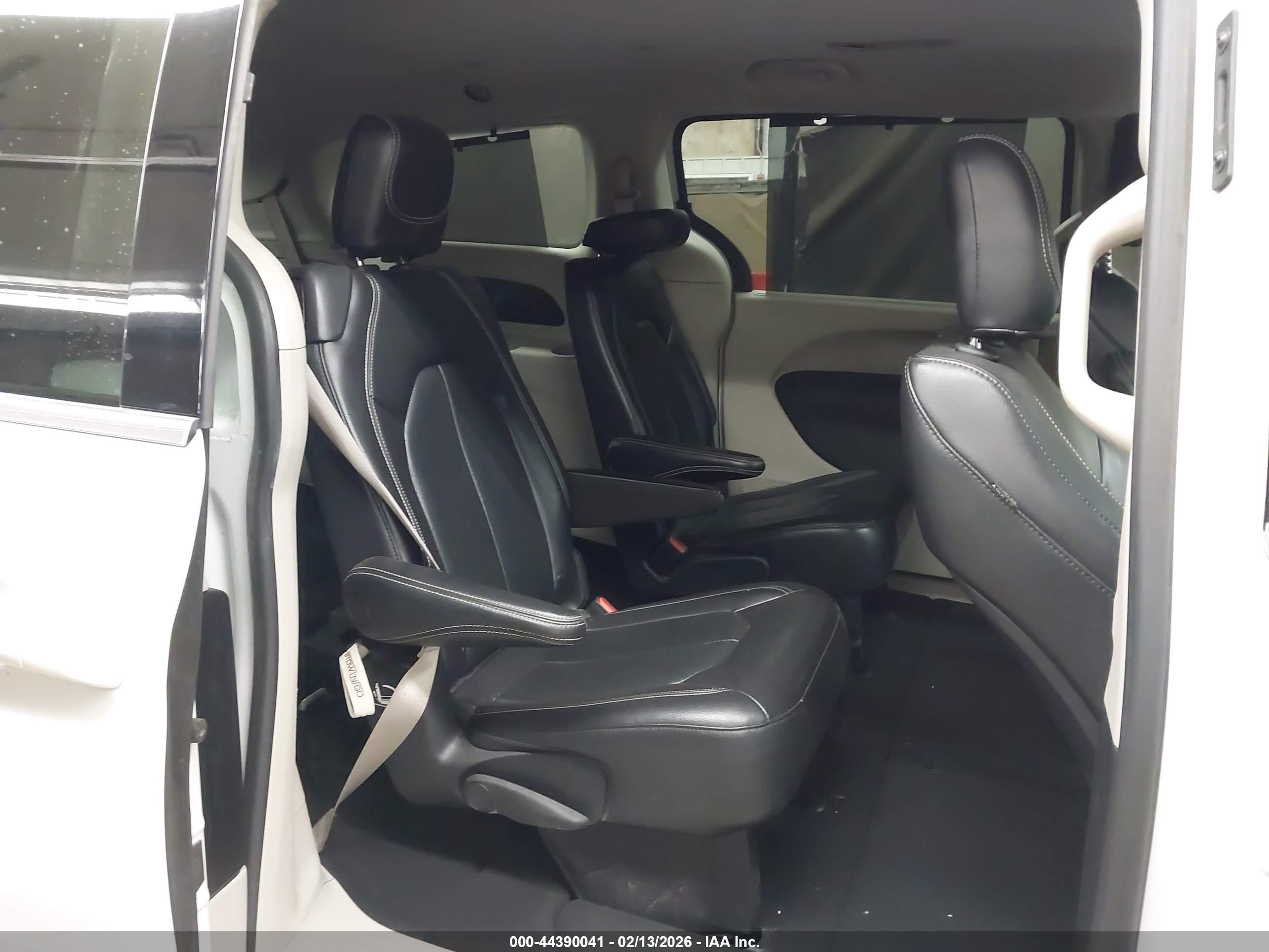CHRYSLER PACIFICA image 8