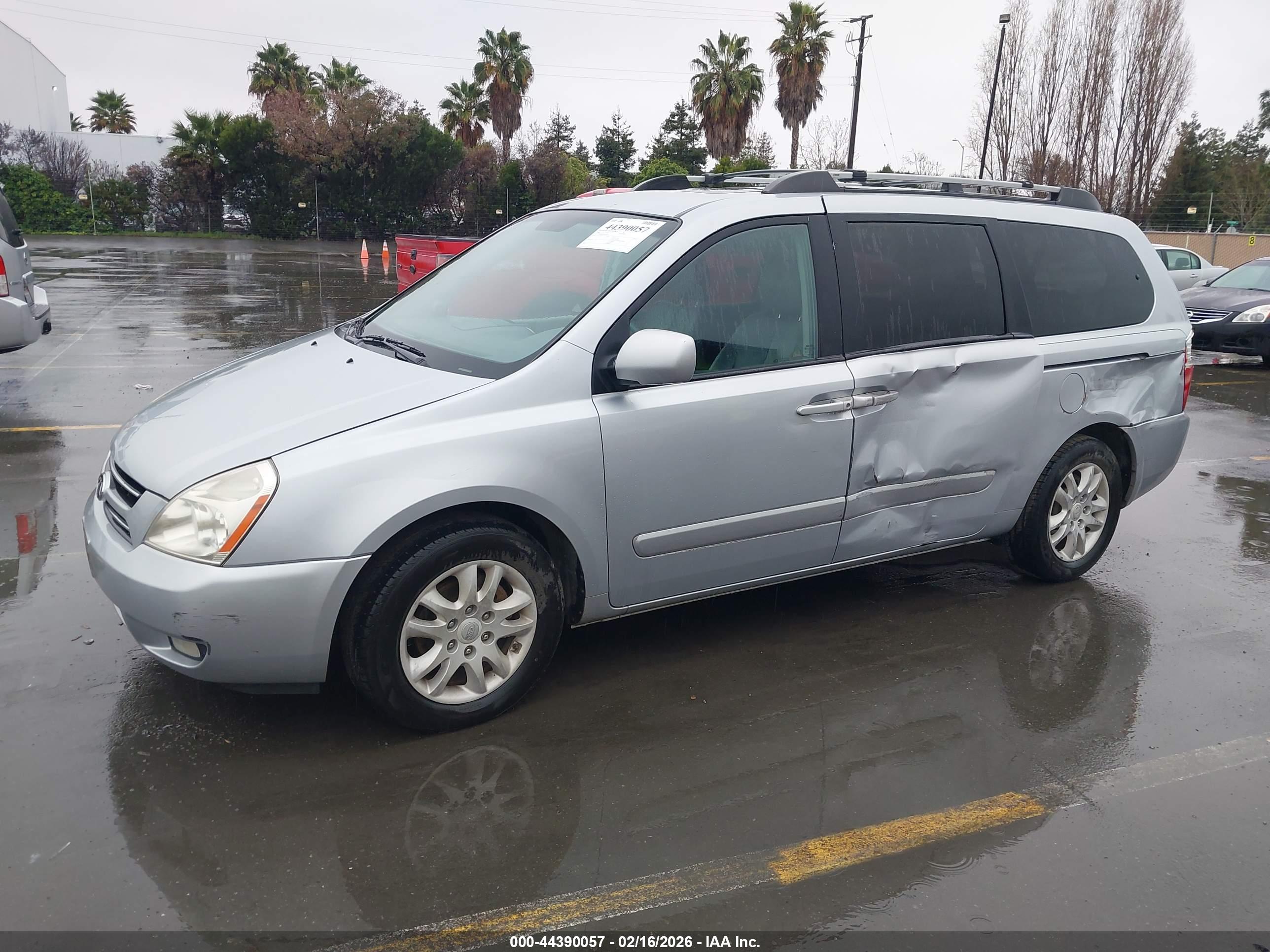 KIA SEDONA image 2