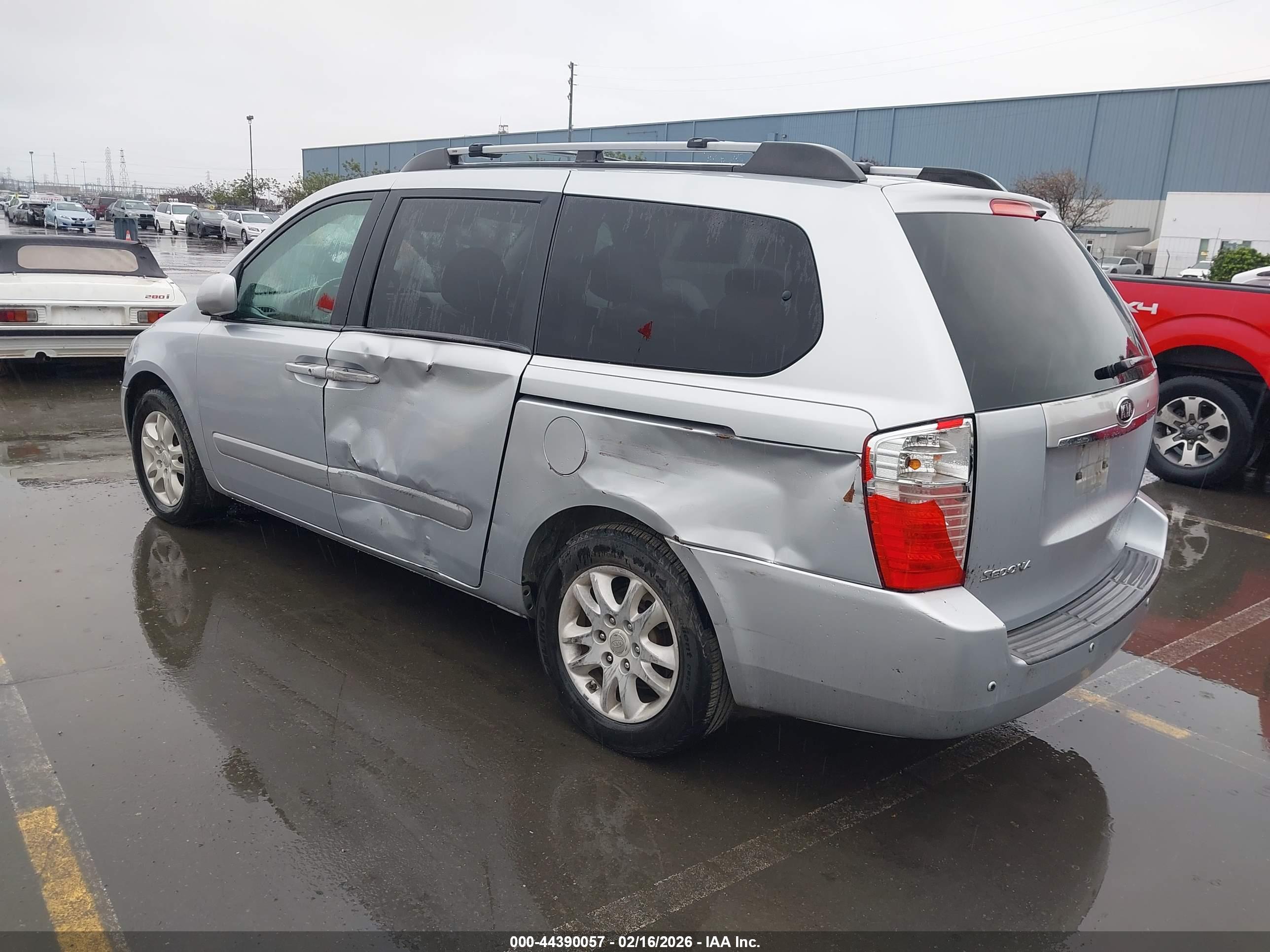 KIA SEDONA image 3