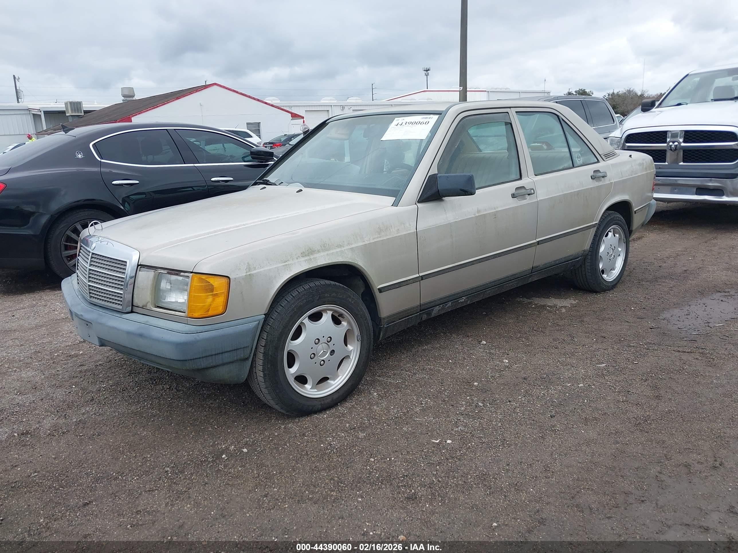 MERCEDES-BENZ 190 image 2