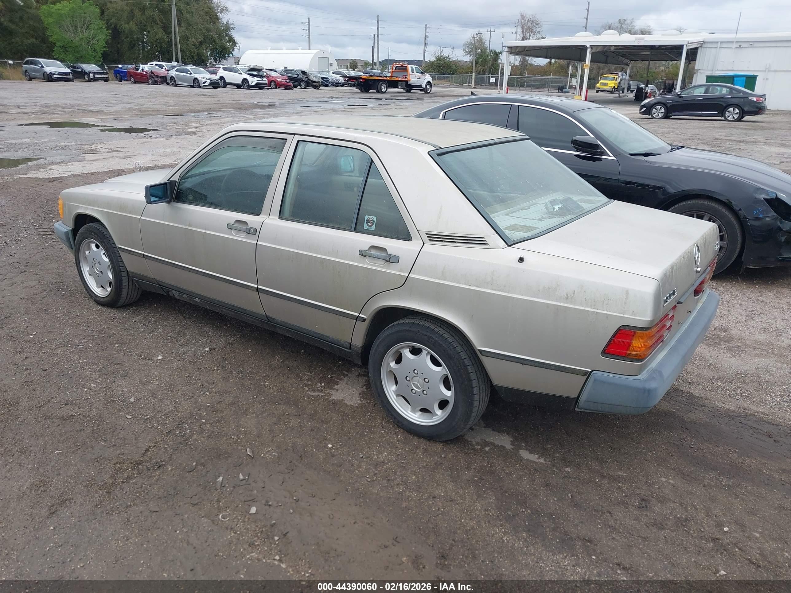 MERCEDES-BENZ 190 image 3