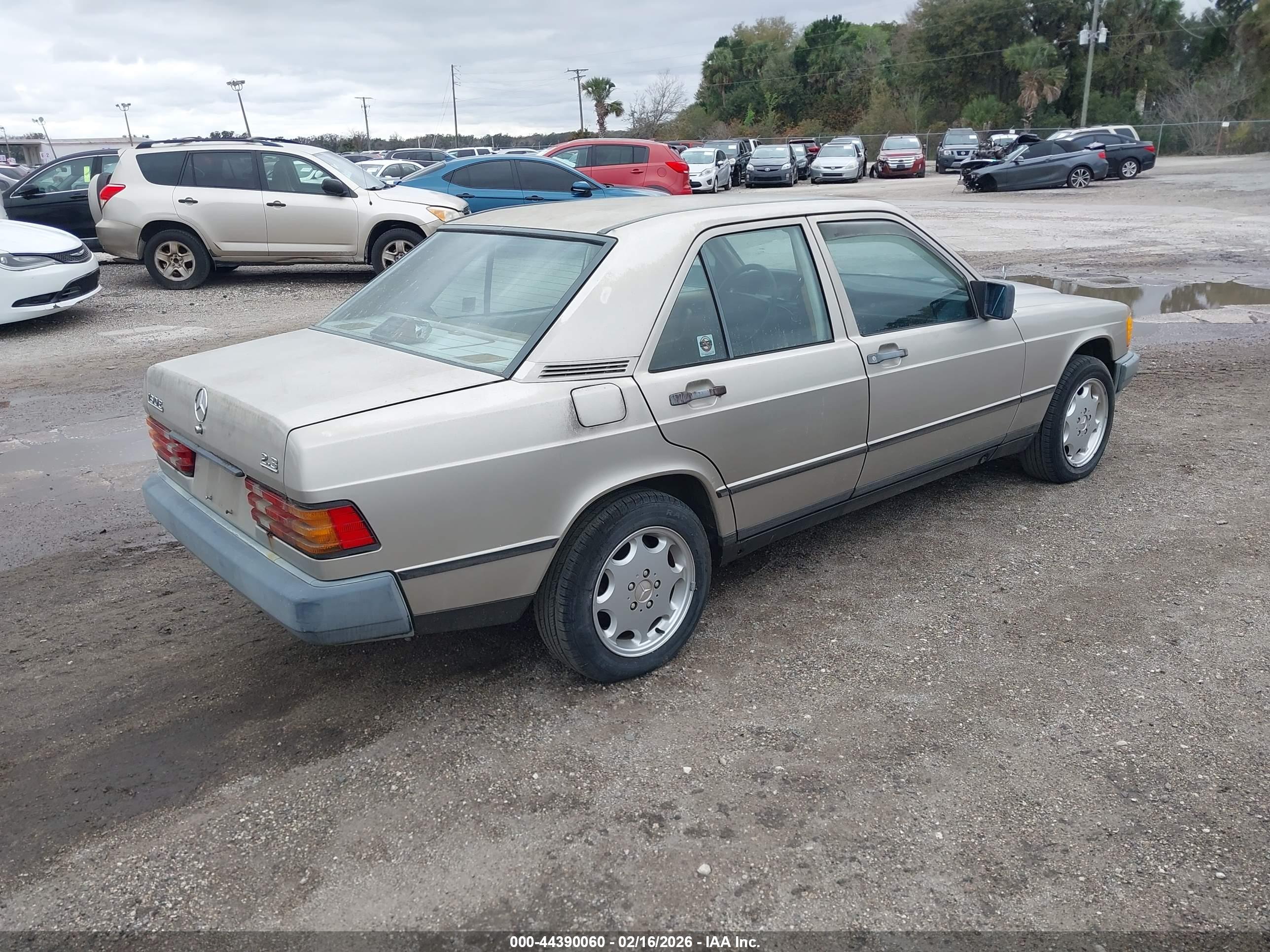 MERCEDES-BENZ 190 image 4
