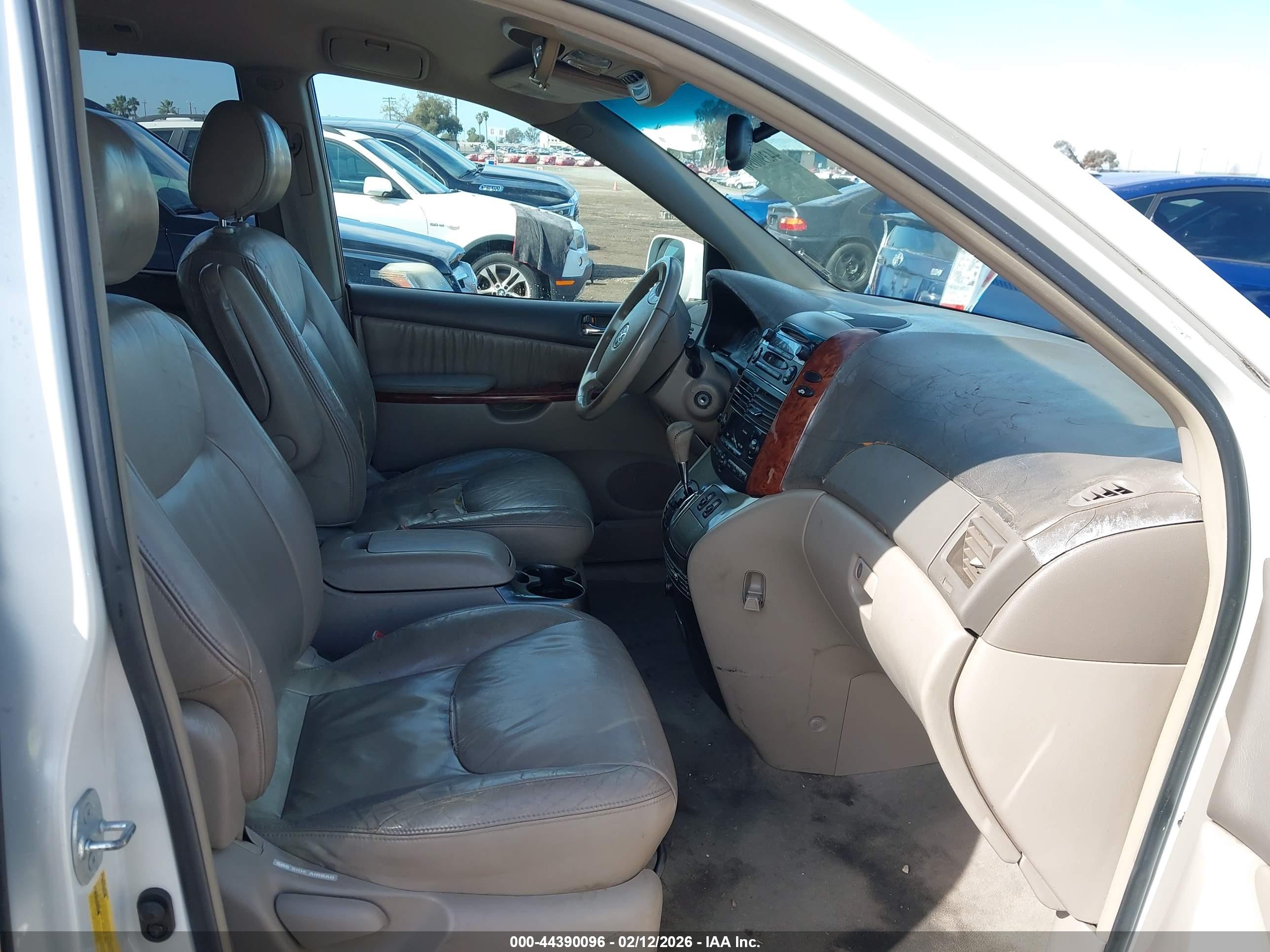 TOYOTA SIENNA image 5