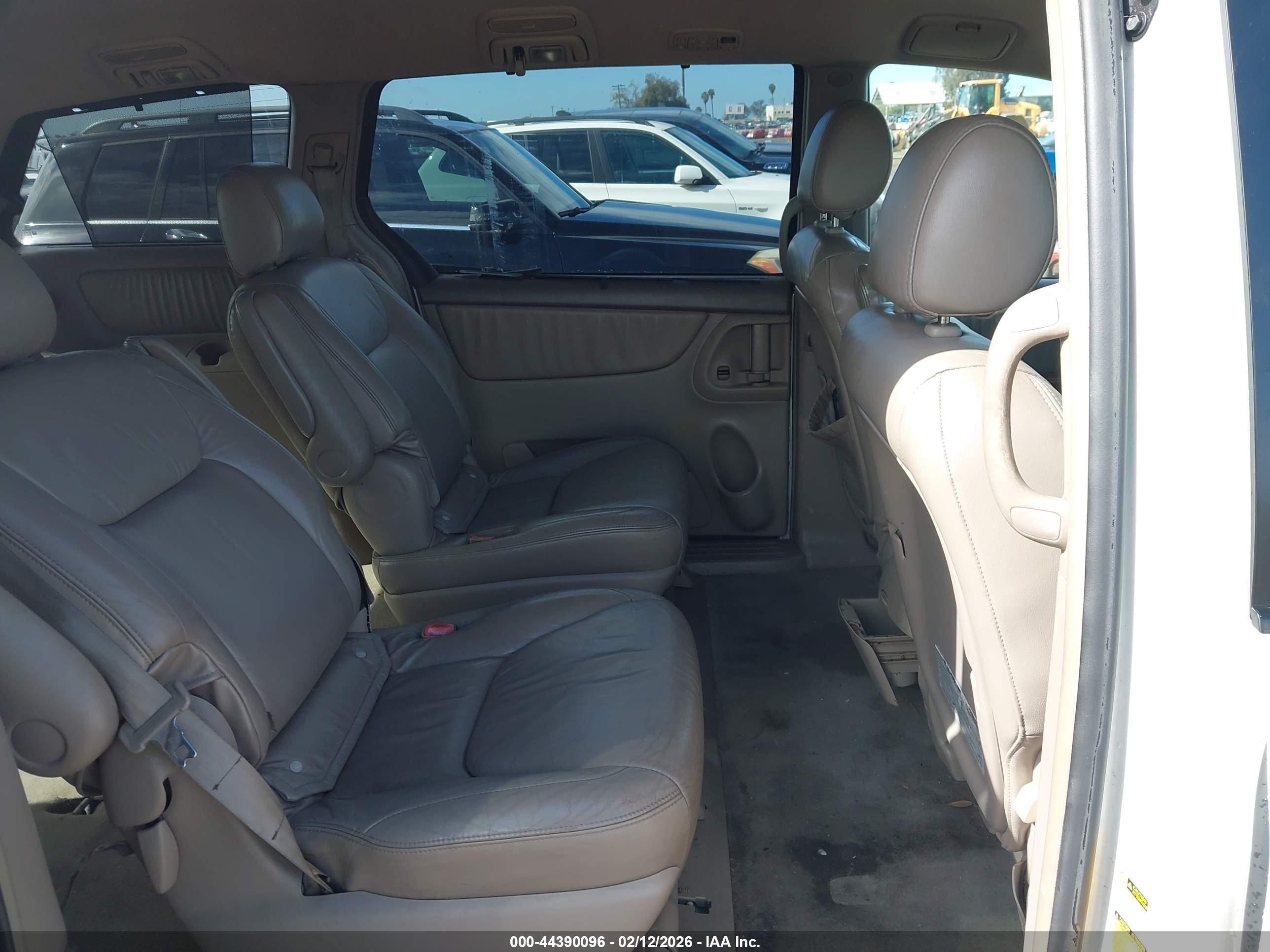 TOYOTA SIENNA image 8