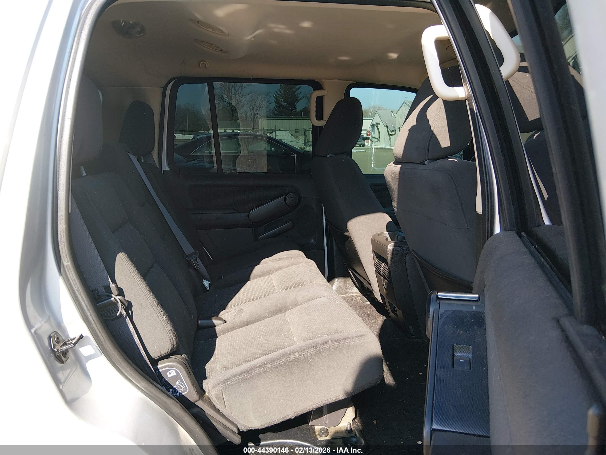 FORD EXPLORER image 8