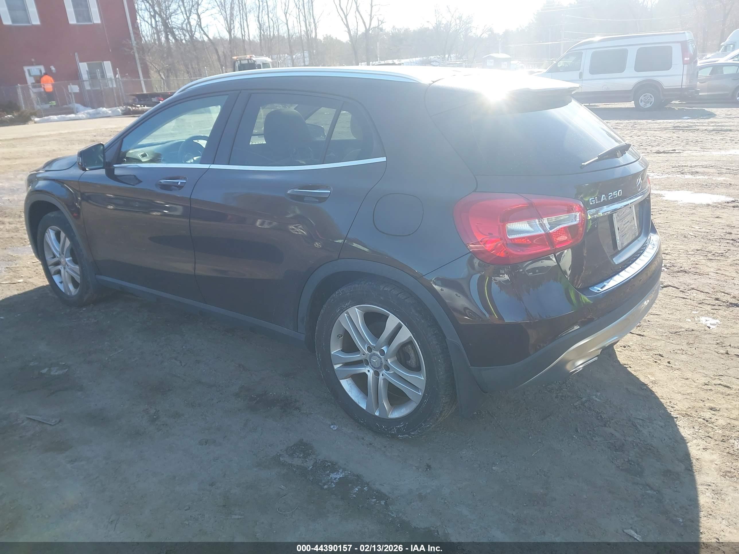 MERCEDES-BENZ GLA image 3