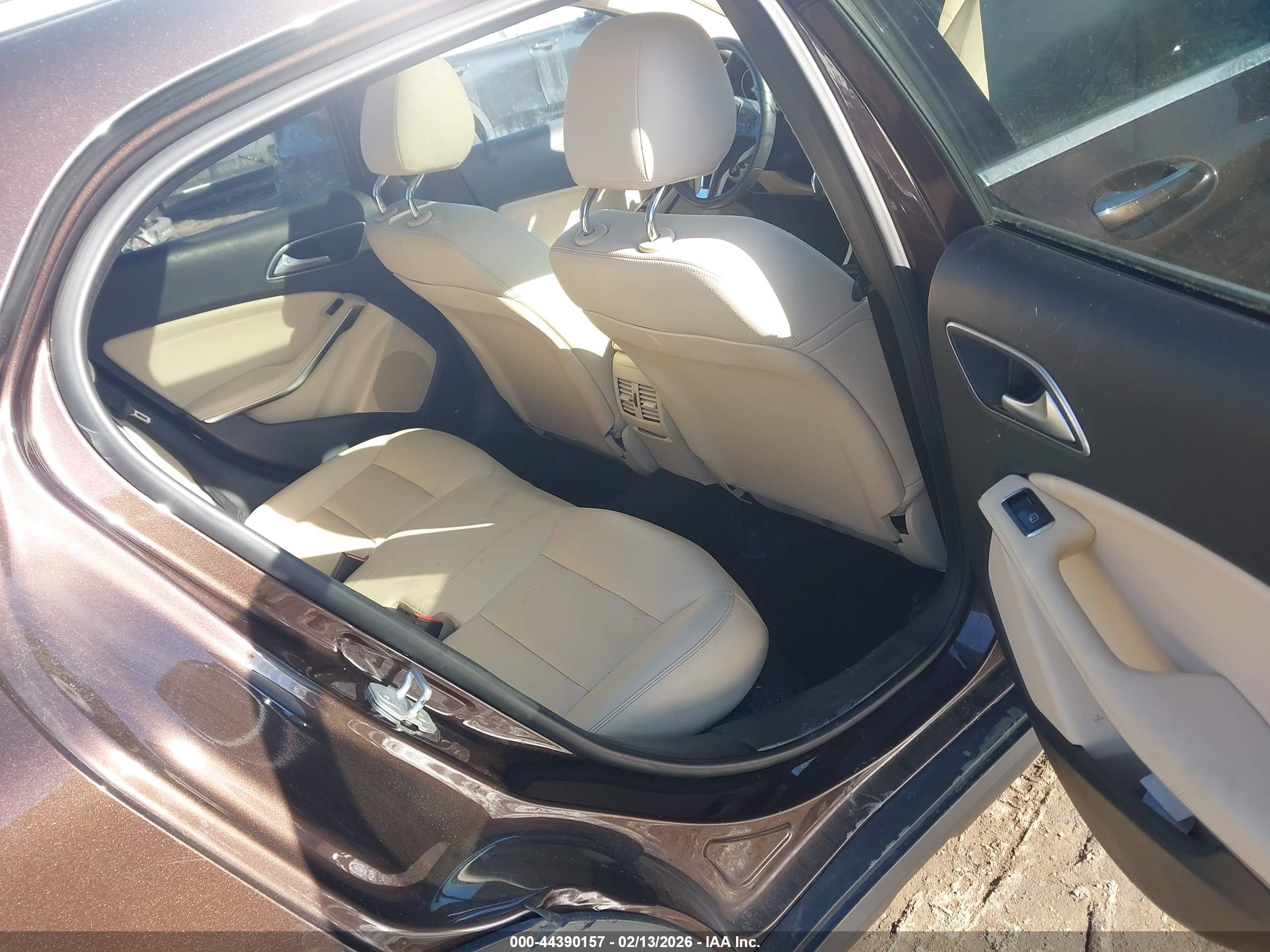 MERCEDES-BENZ GLA image 8