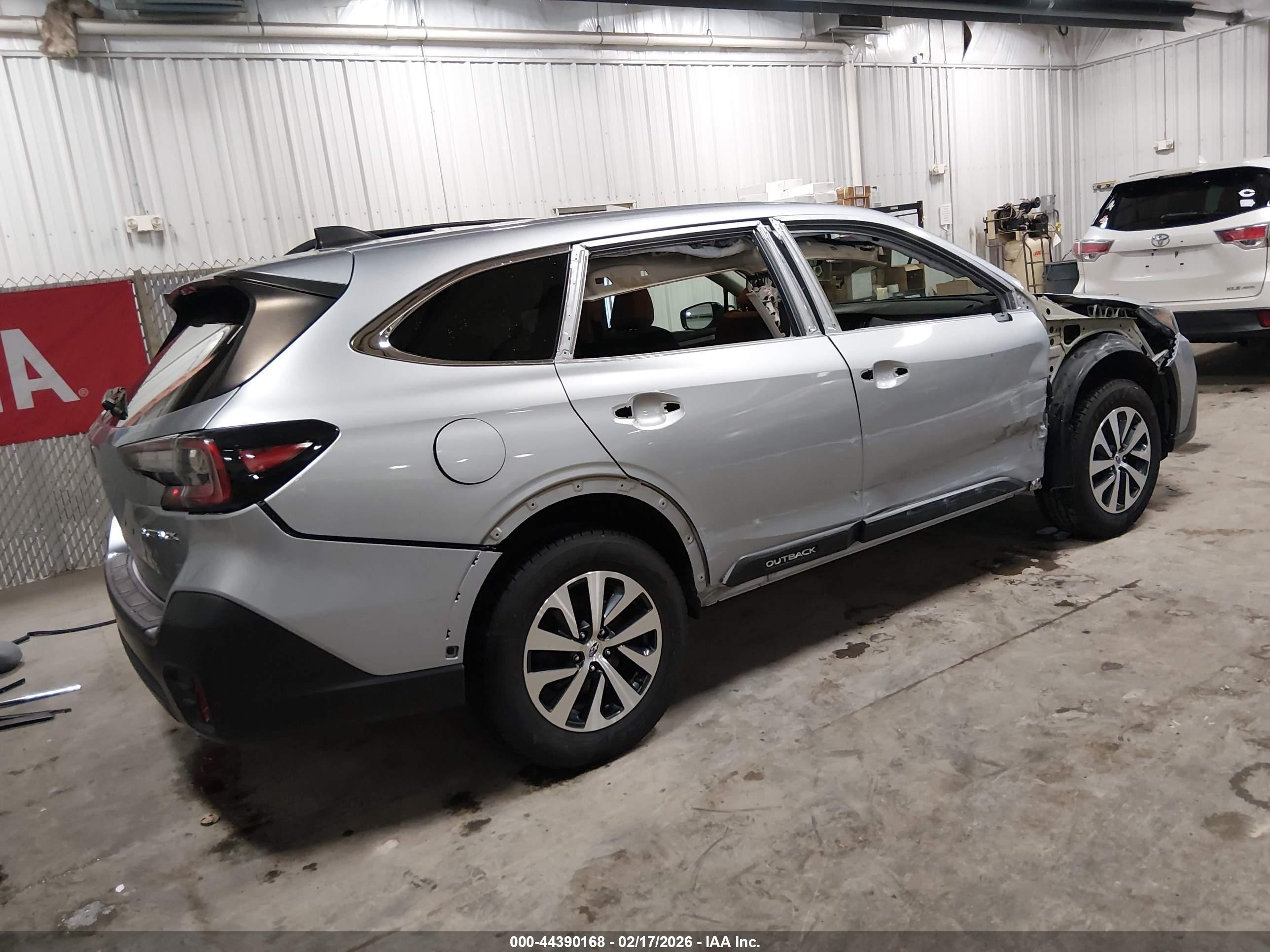 SUBARU OUTBACK image 4