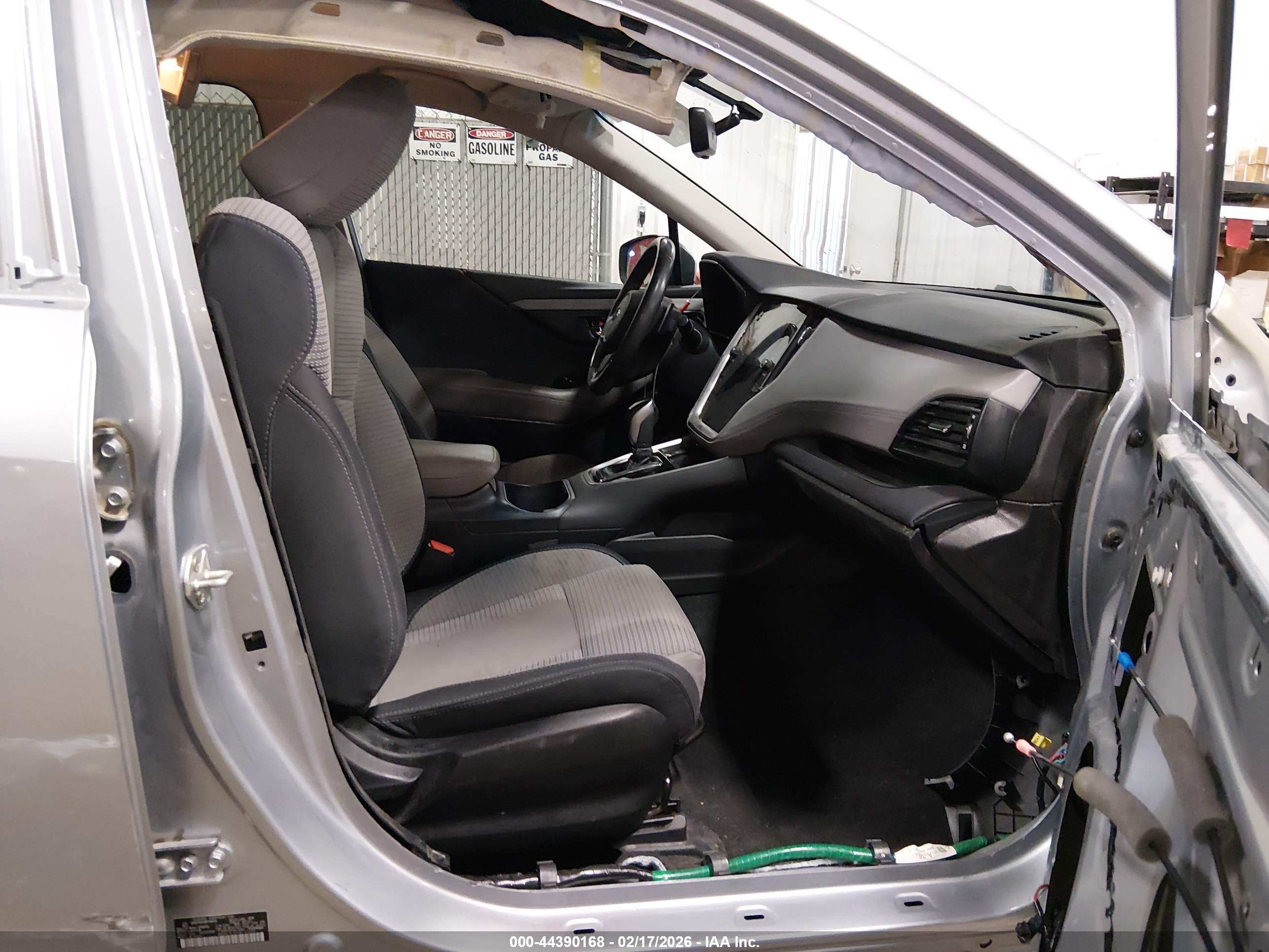 SUBARU OUTBACK image 5