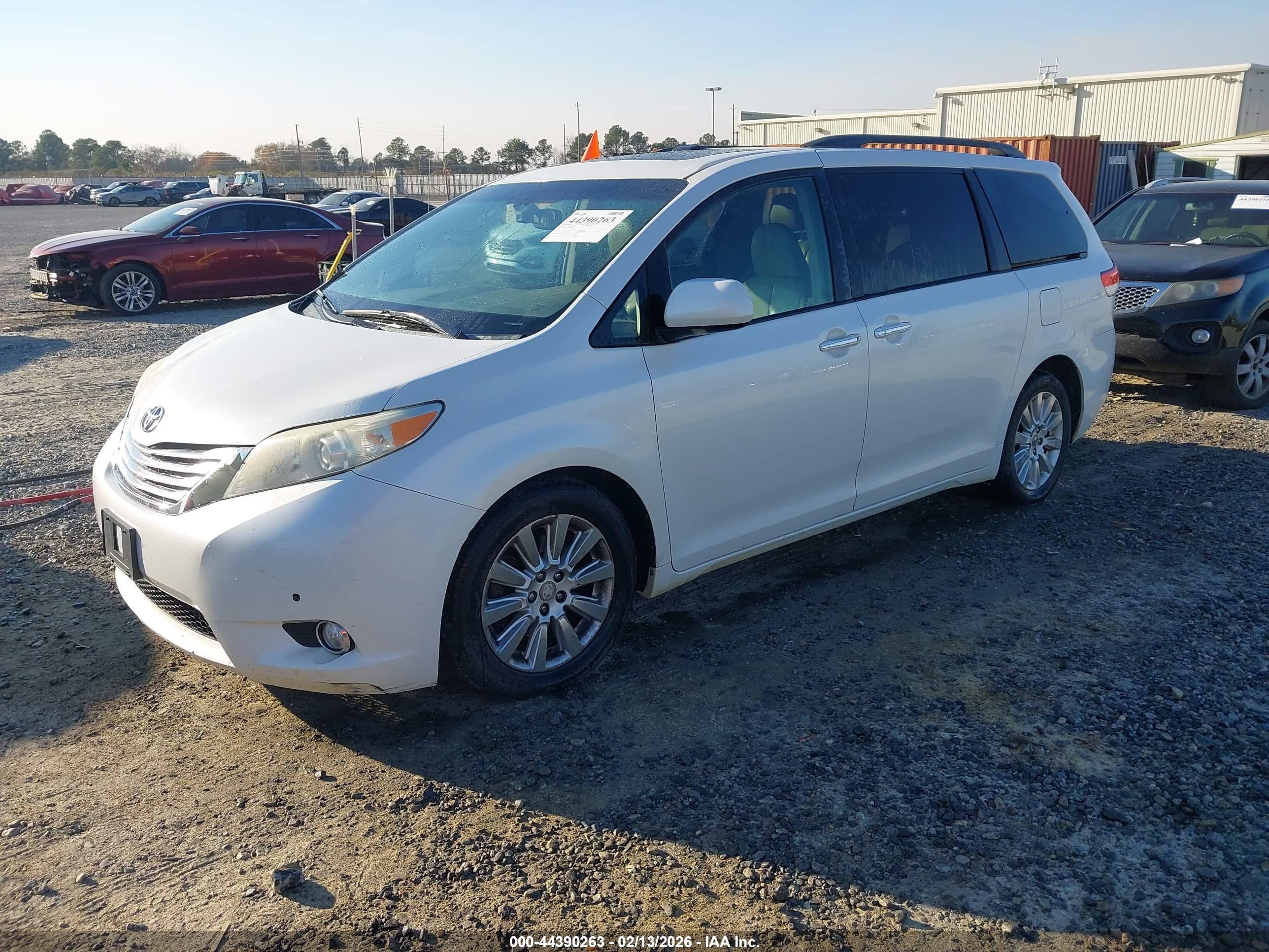 TOYOTA SIENNA image 2