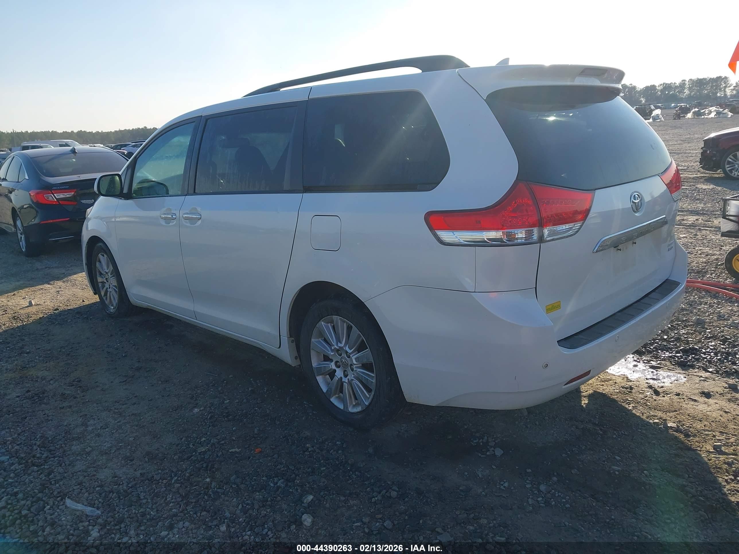 TOYOTA SIENNA image 3