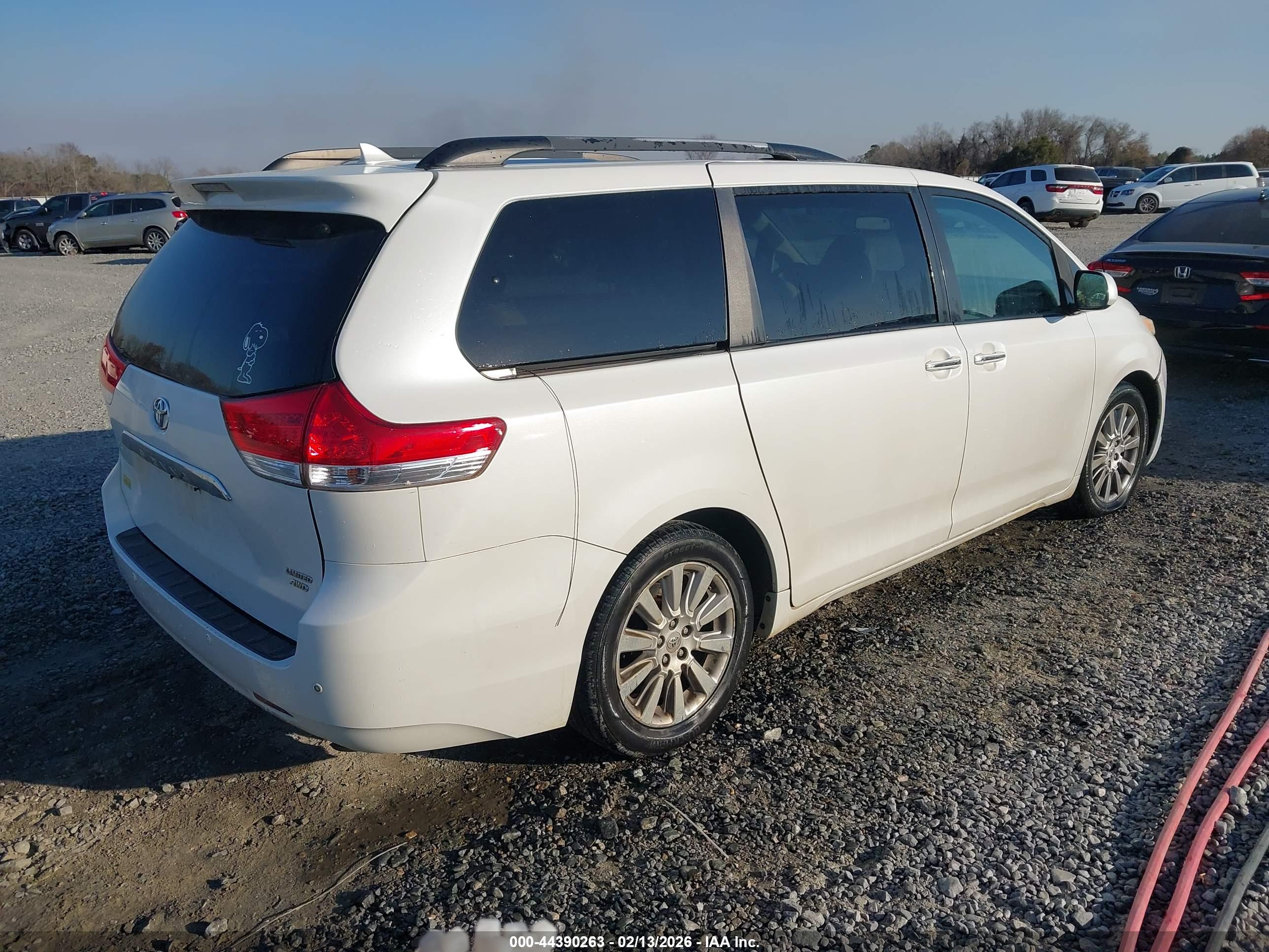 TOYOTA SIENNA image 4