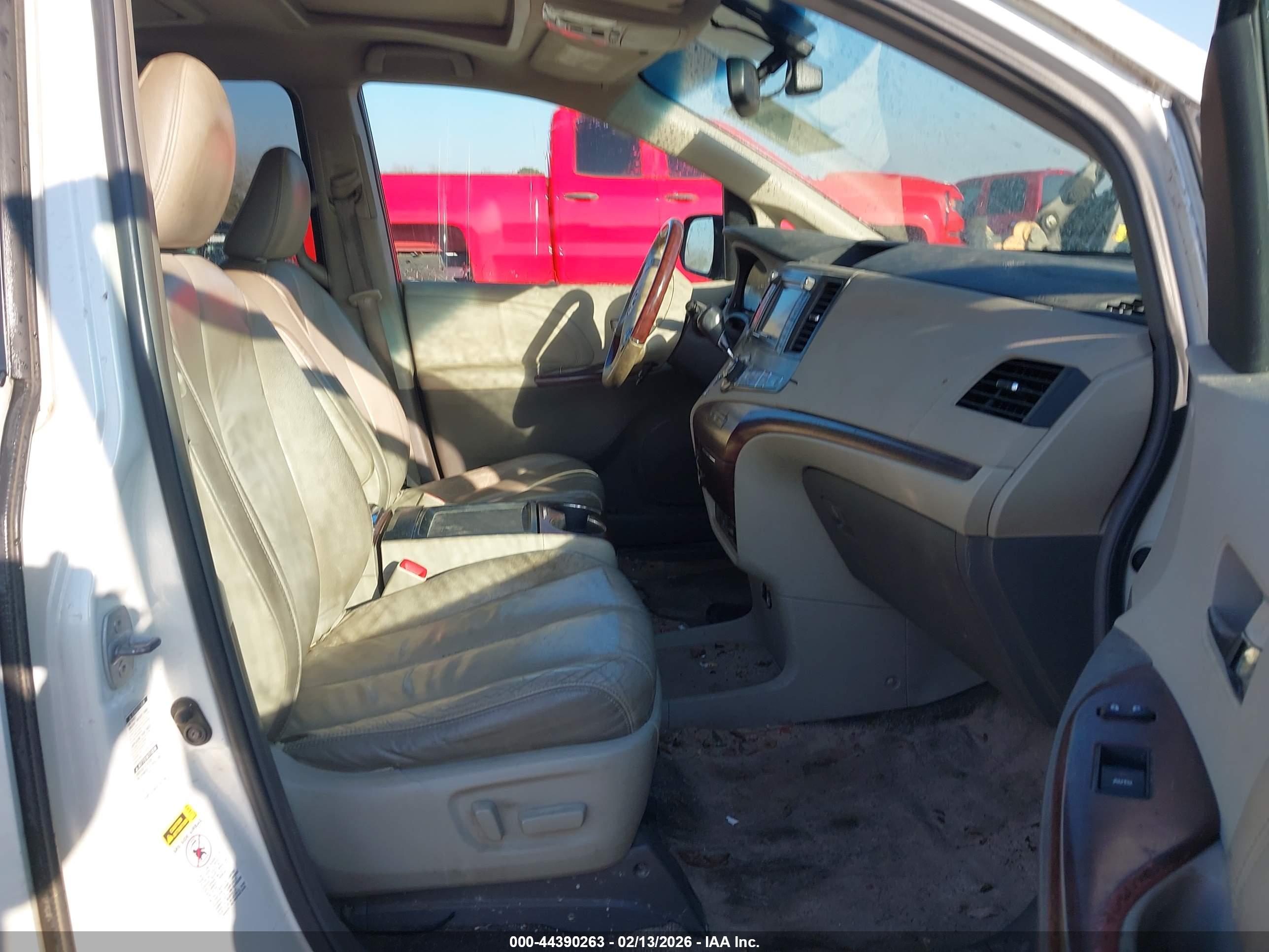 TOYOTA SIENNA image 5