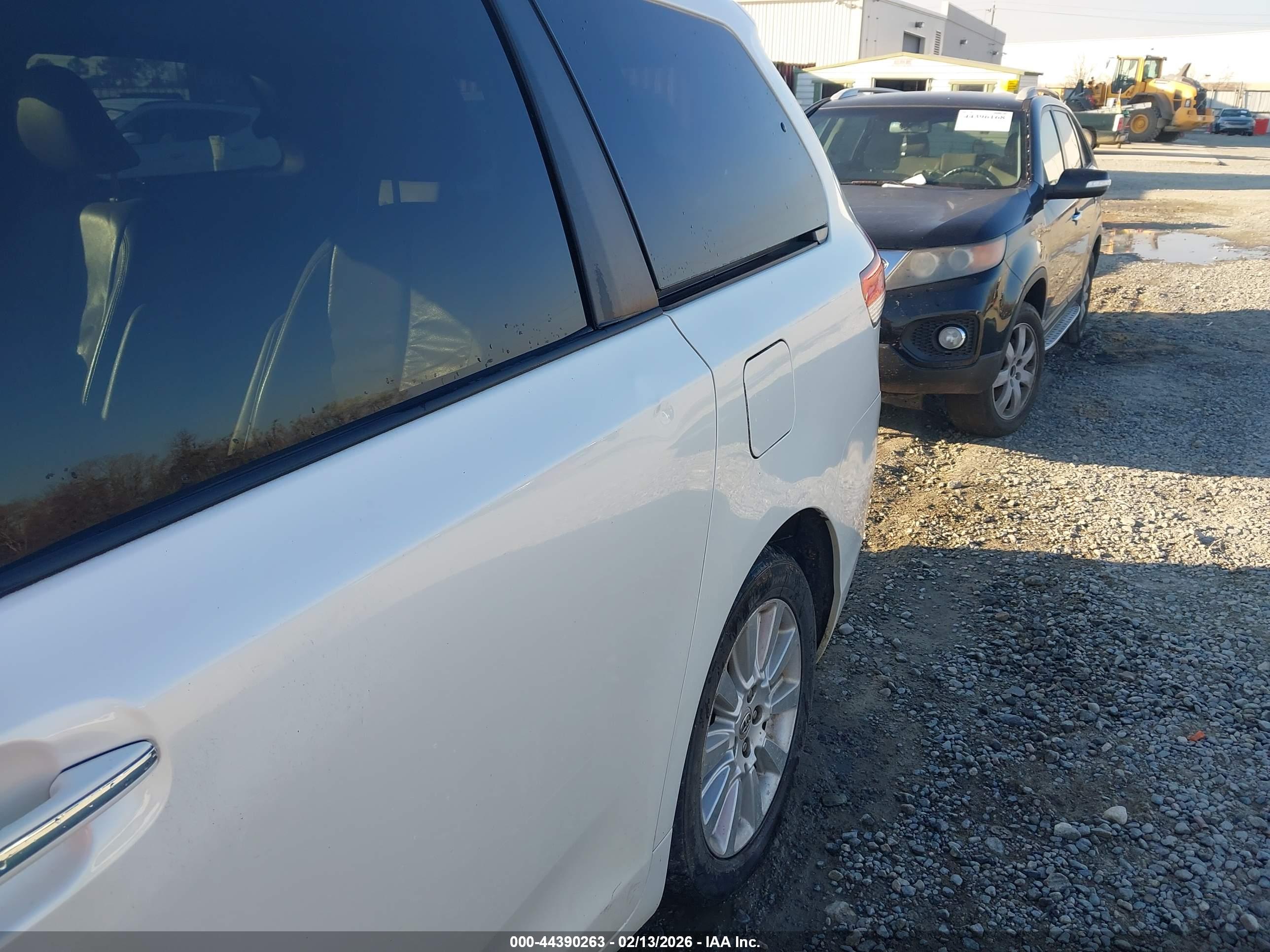 TOYOTA SIENNA image 6