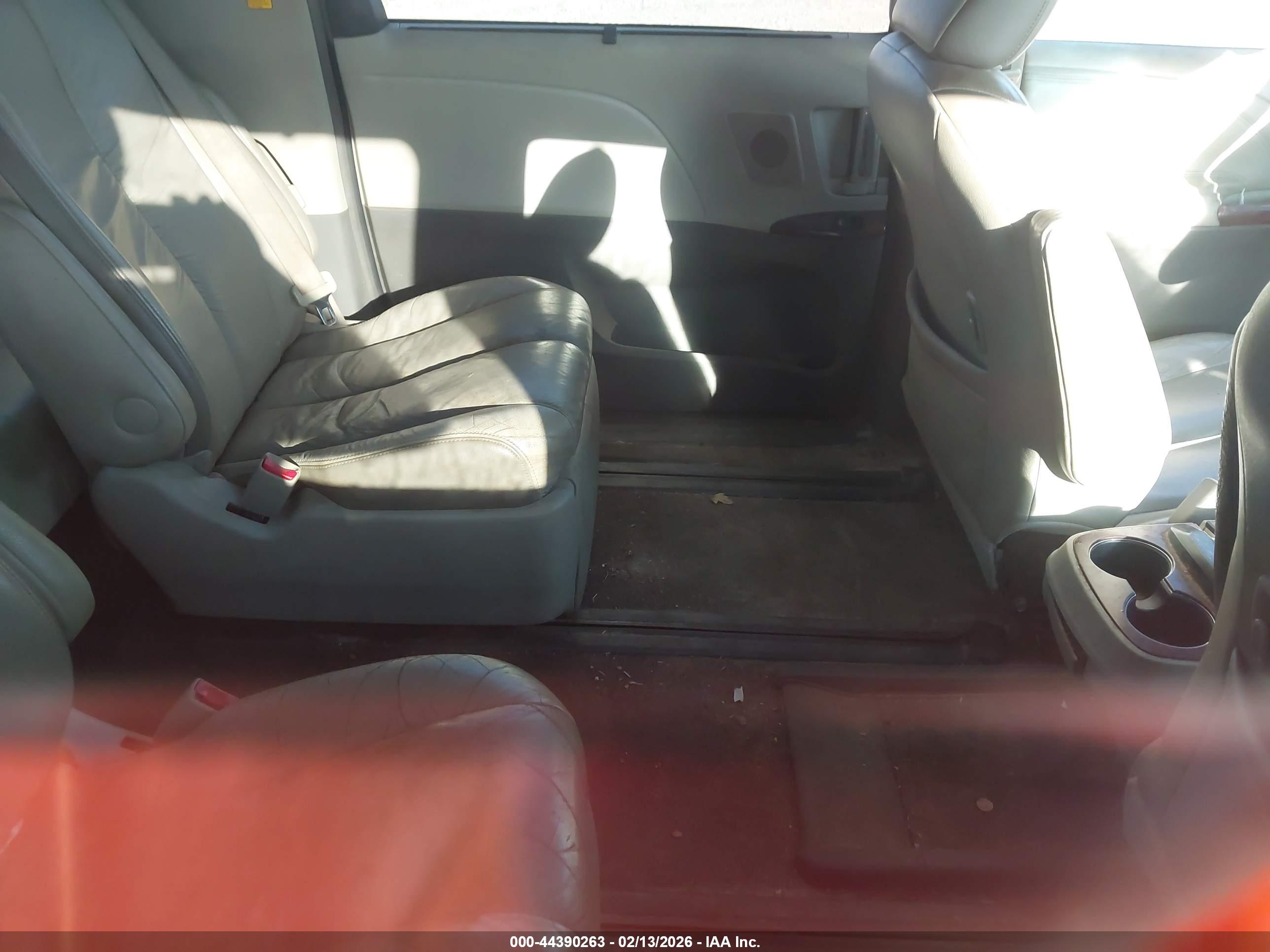 TOYOTA SIENNA image 8