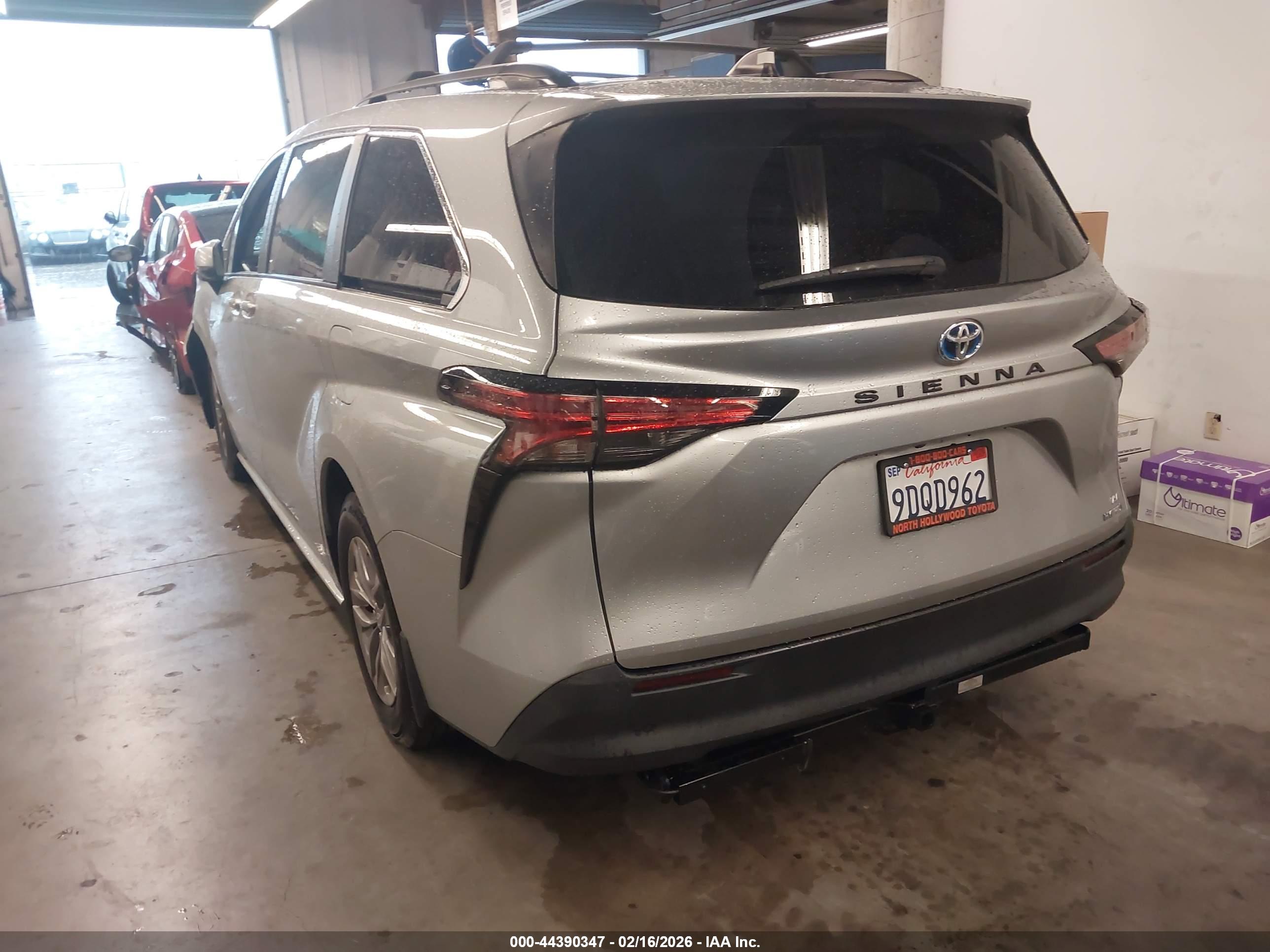 TOYOTA SIENNA image 3