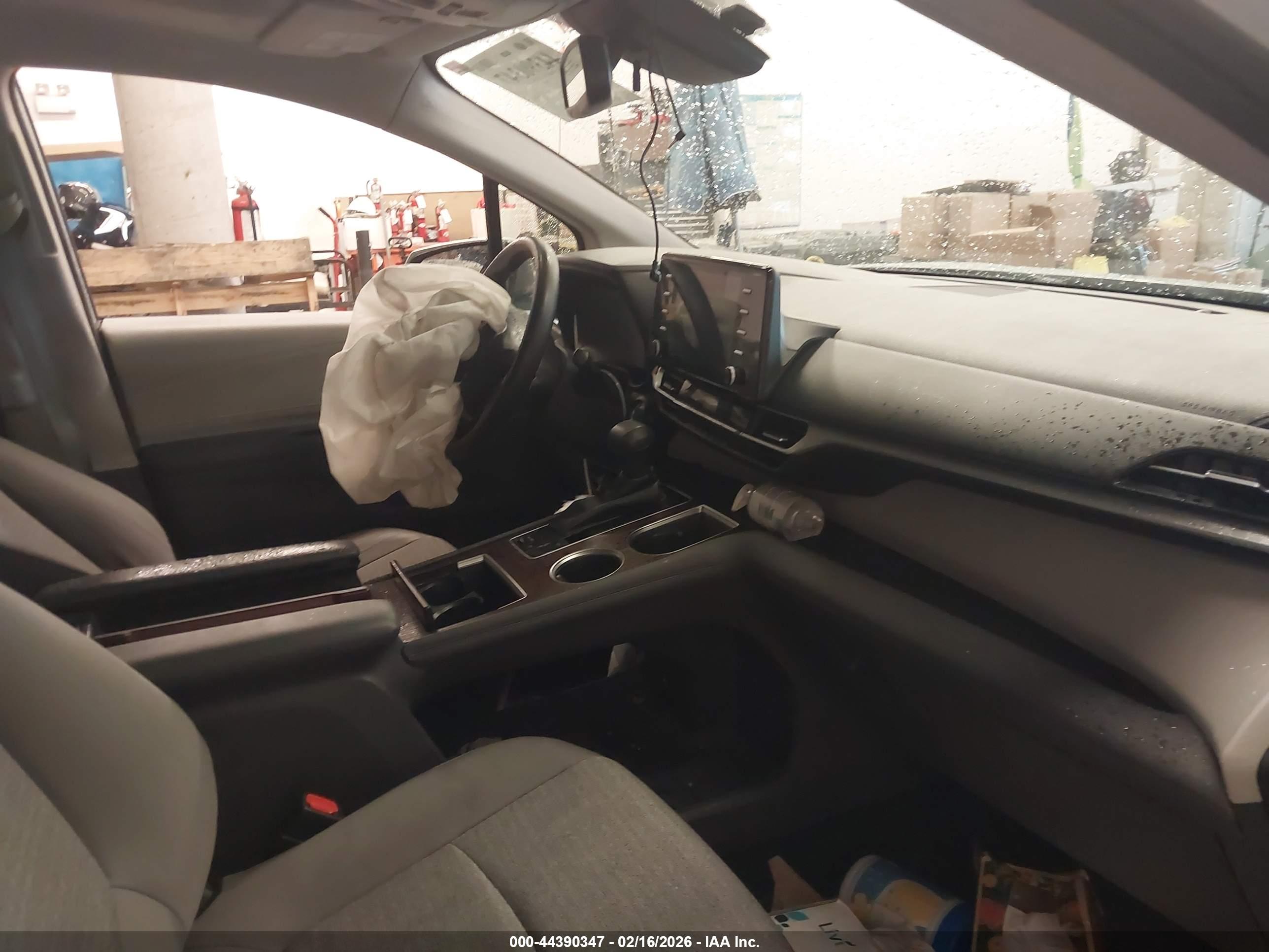 TOYOTA SIENNA image 5