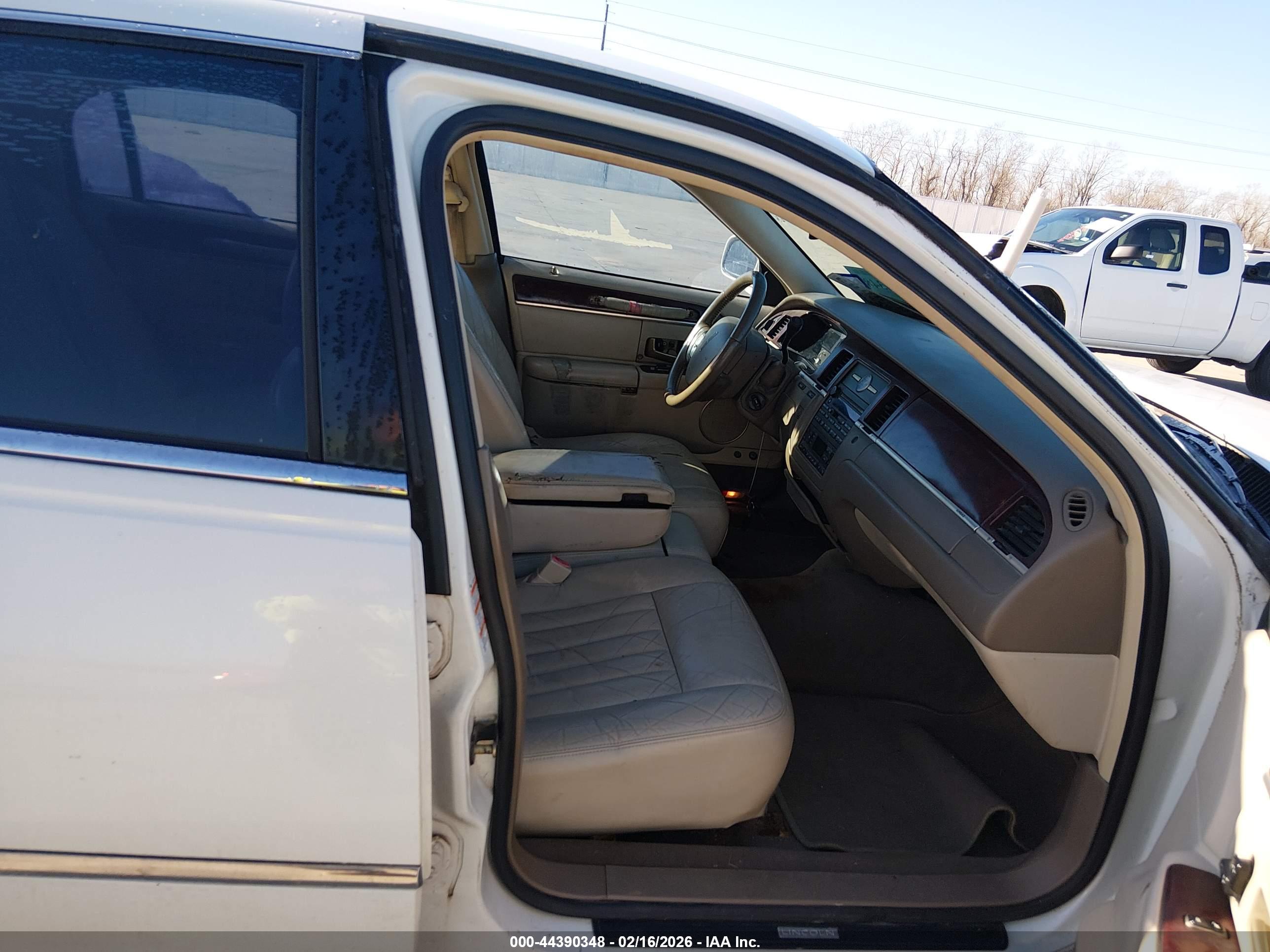 LINCOLN TOWN image 5