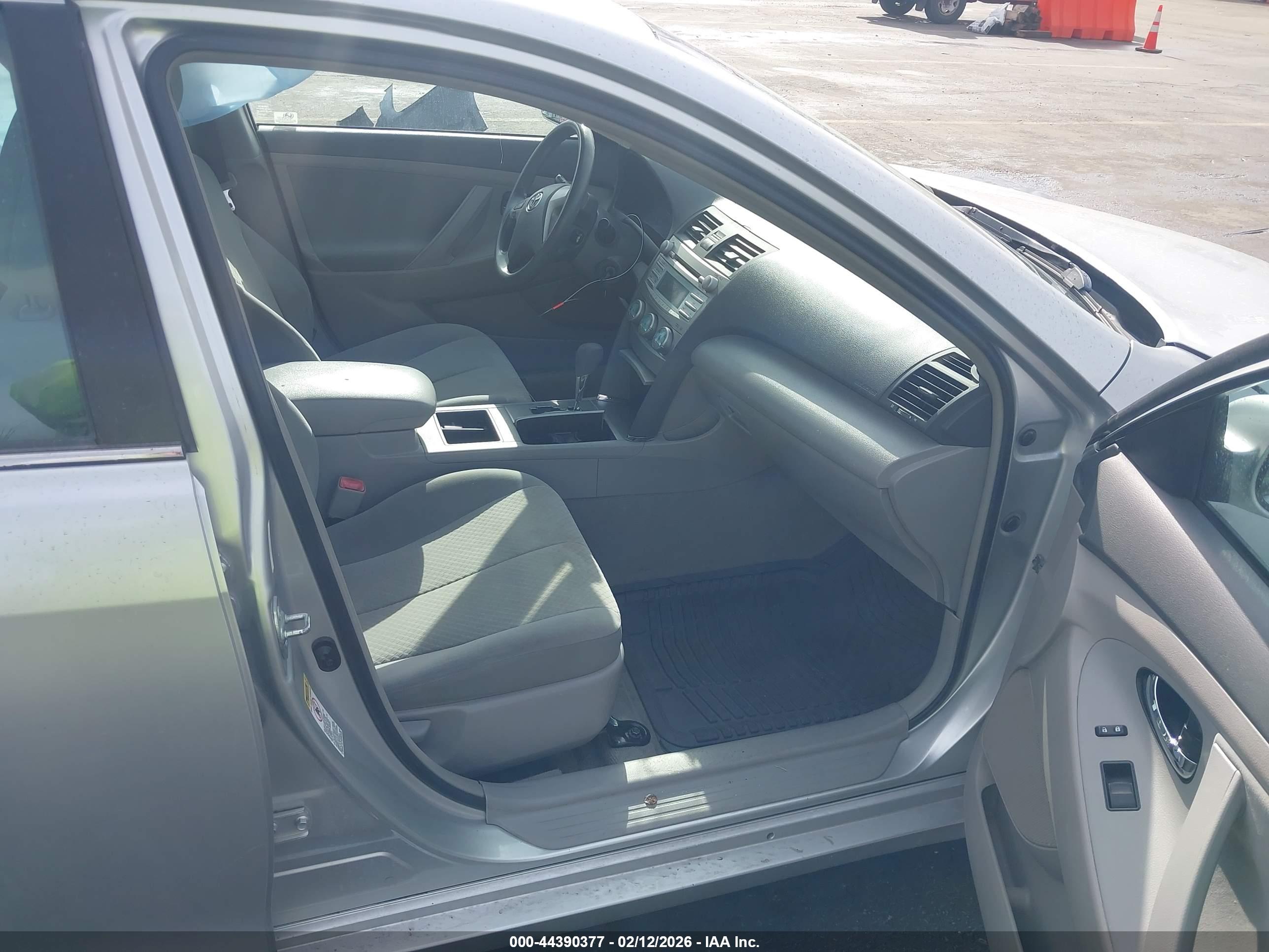 TOYOTA CAMRY image 5