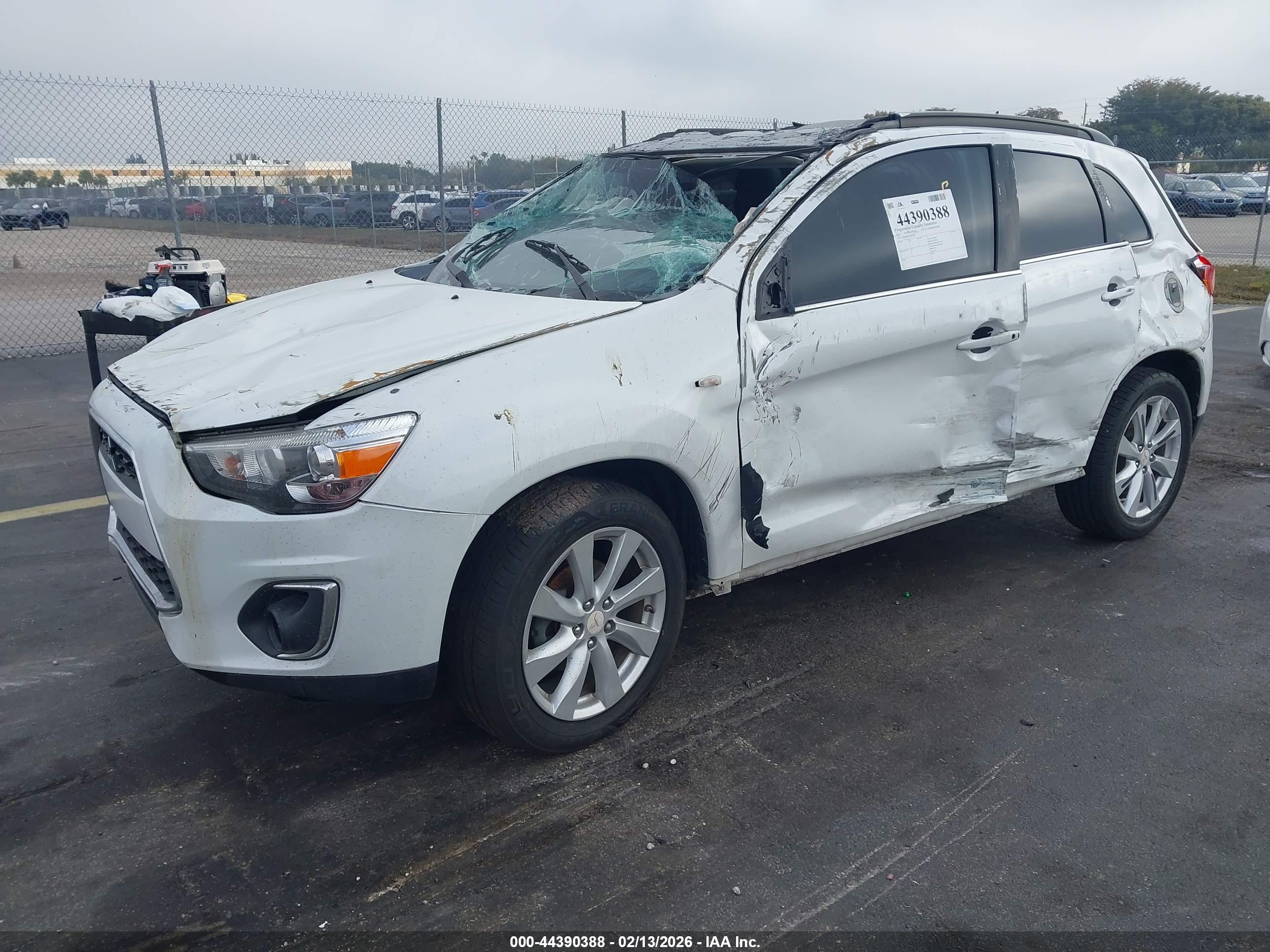 MITSUBISHI OUTLANDER image 2