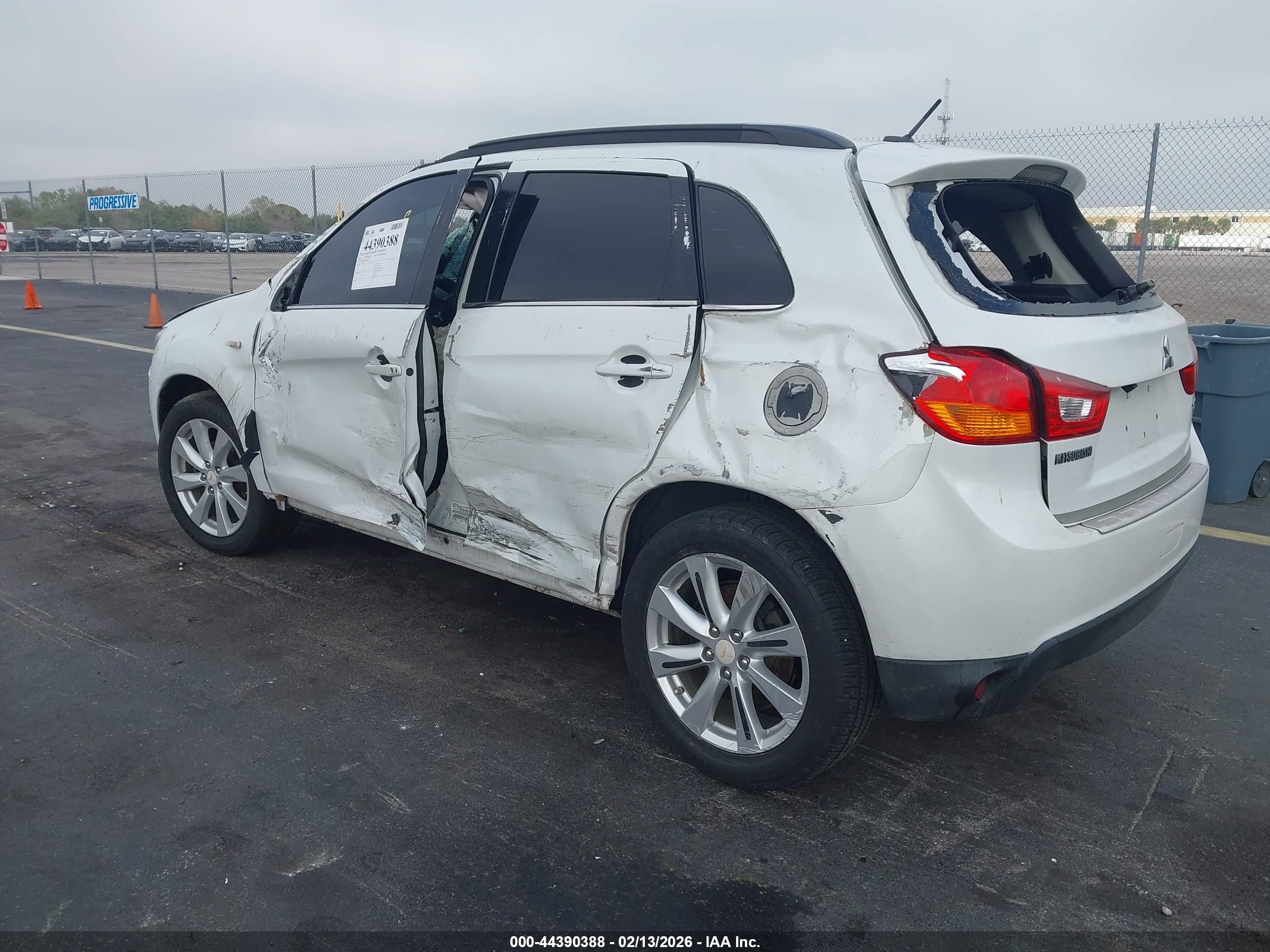 MITSUBISHI OUTLANDER image 3
