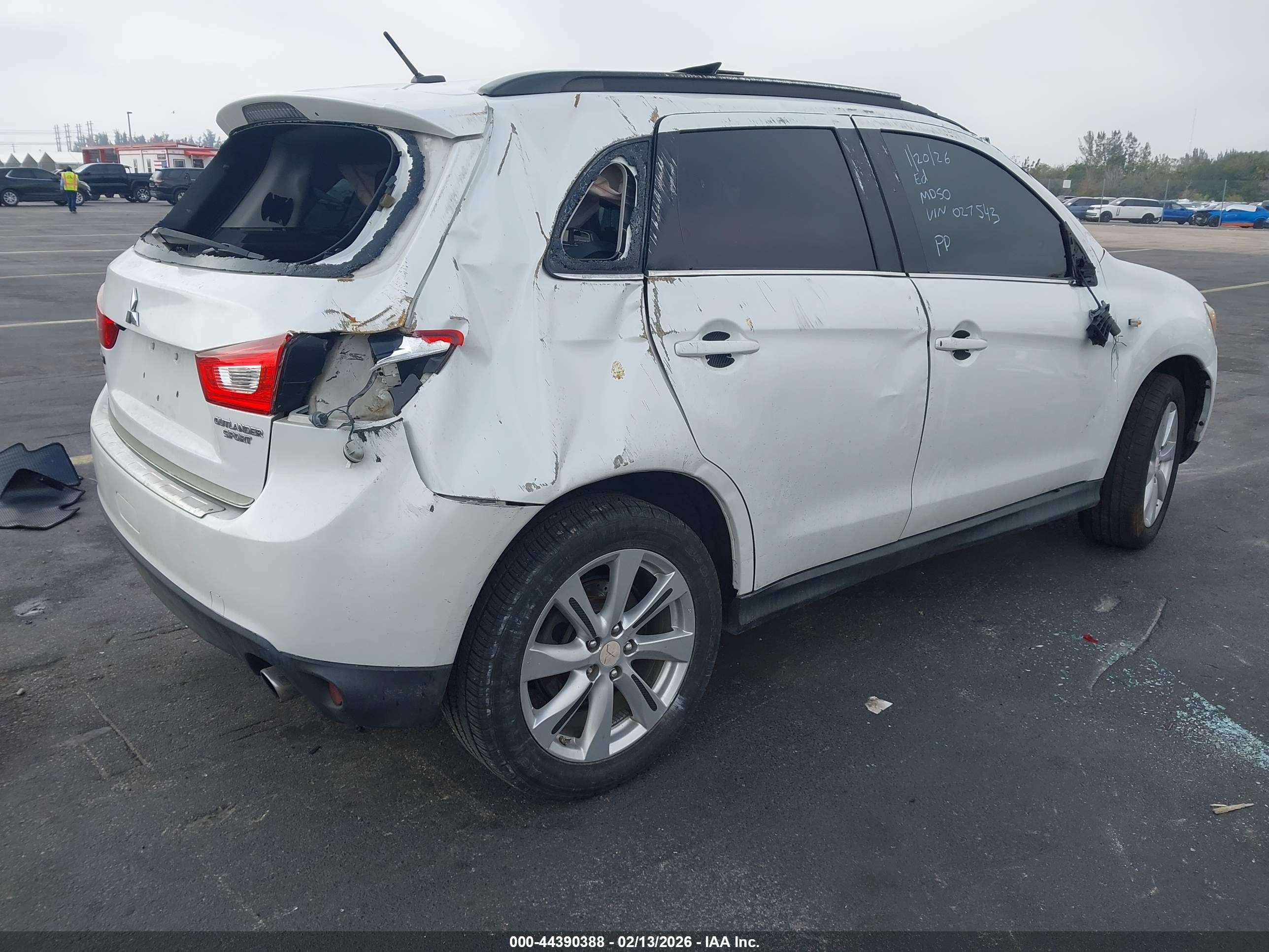 MITSUBISHI OUTLANDER image 4