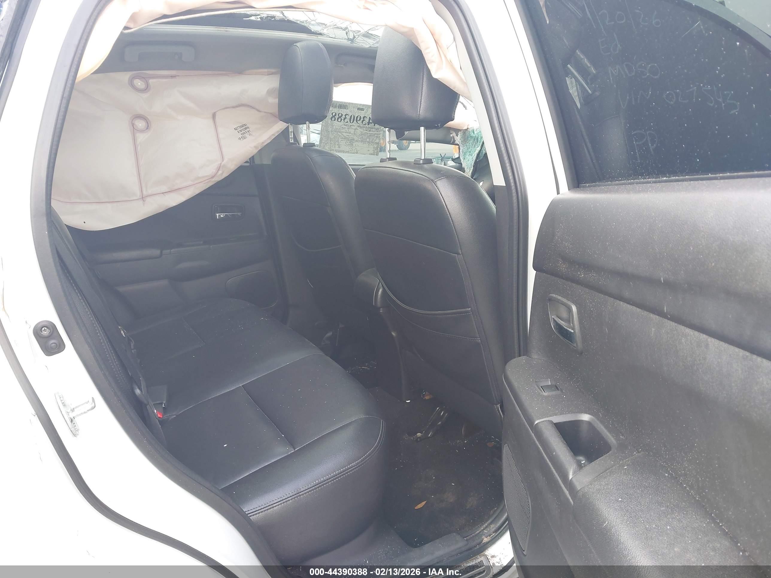 MITSUBISHI OUTLANDER image 8