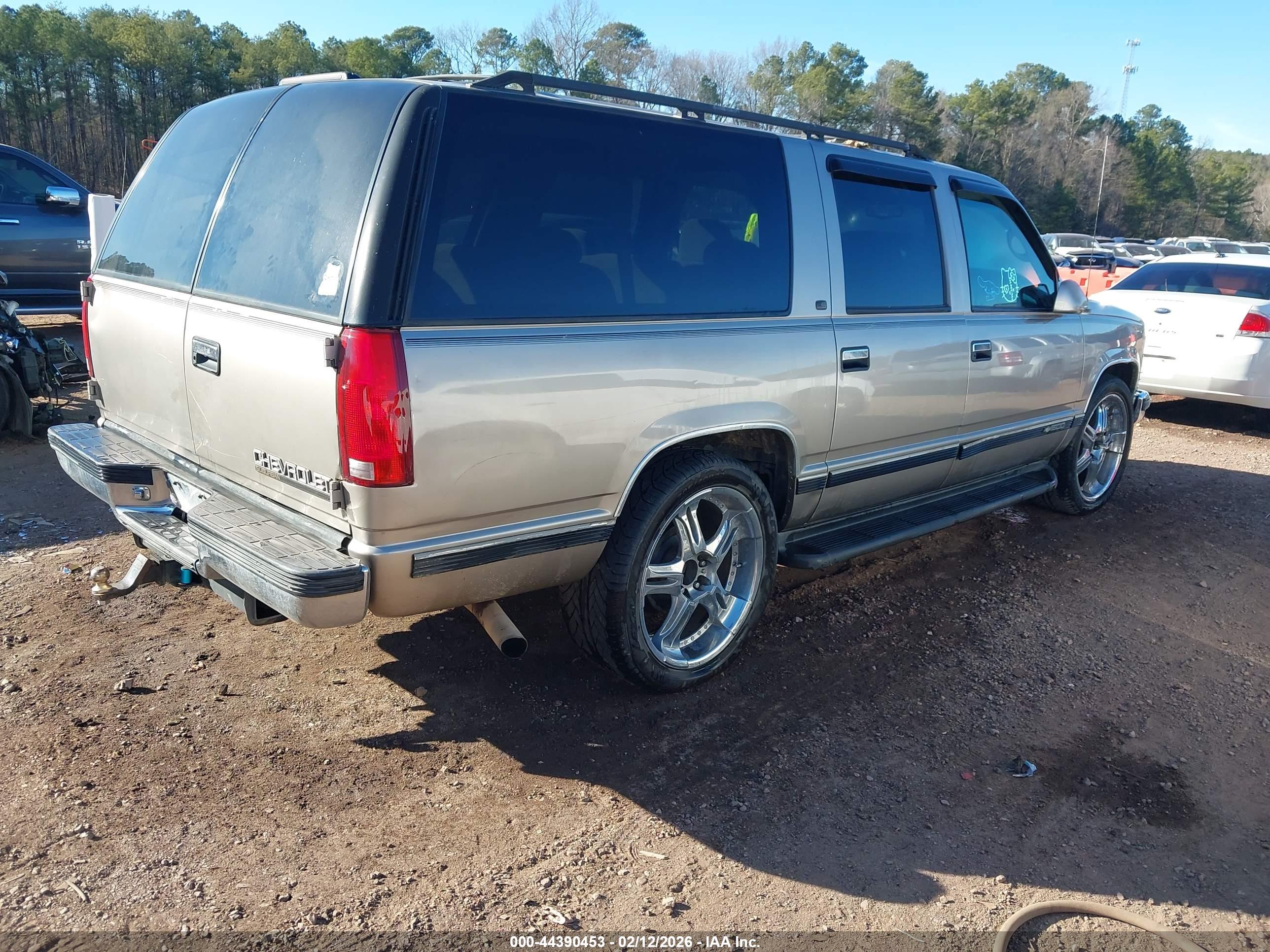 CHEVROLET SUBURBAN image 4