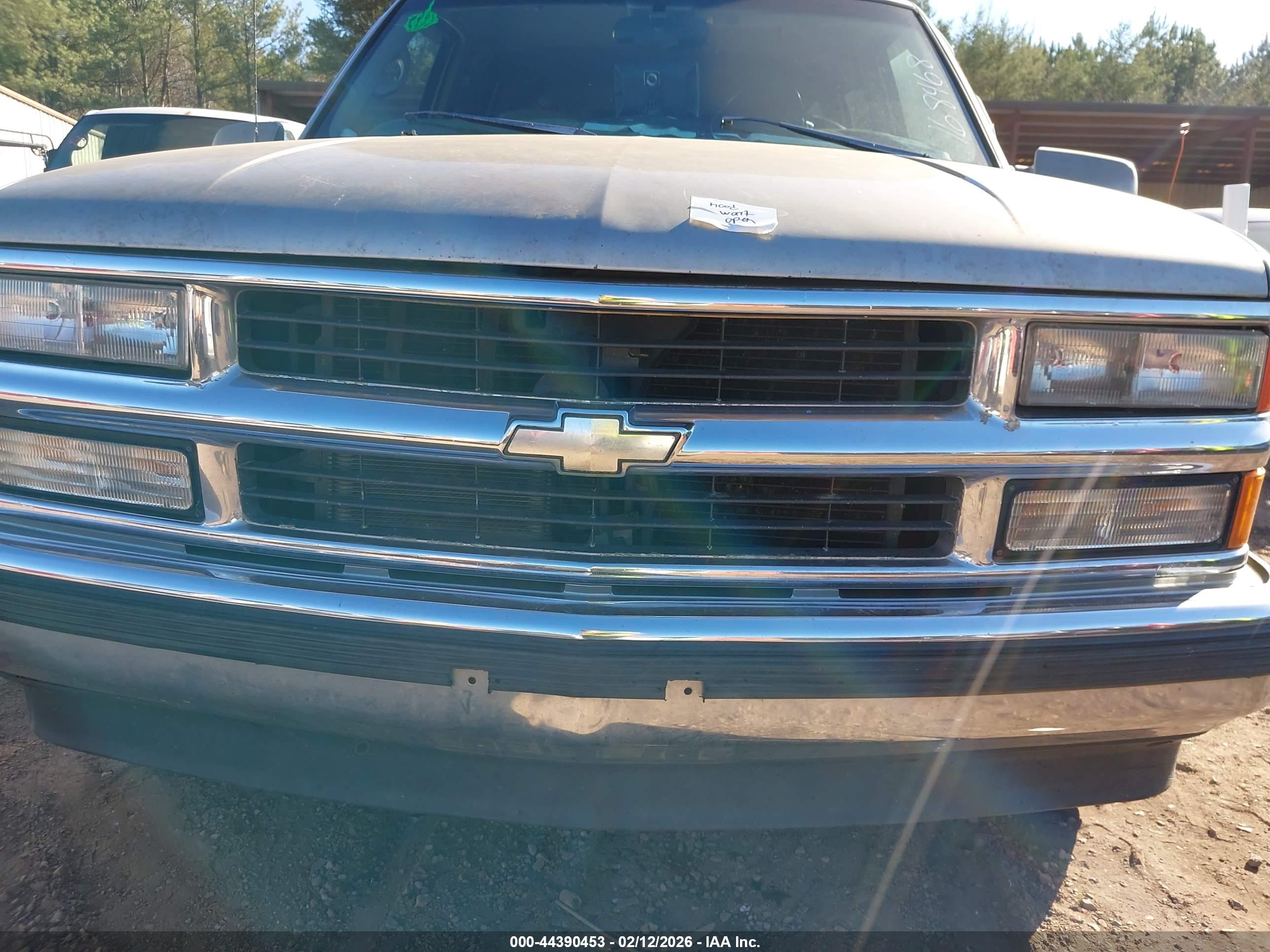 CHEVROLET SUBURBAN image 6