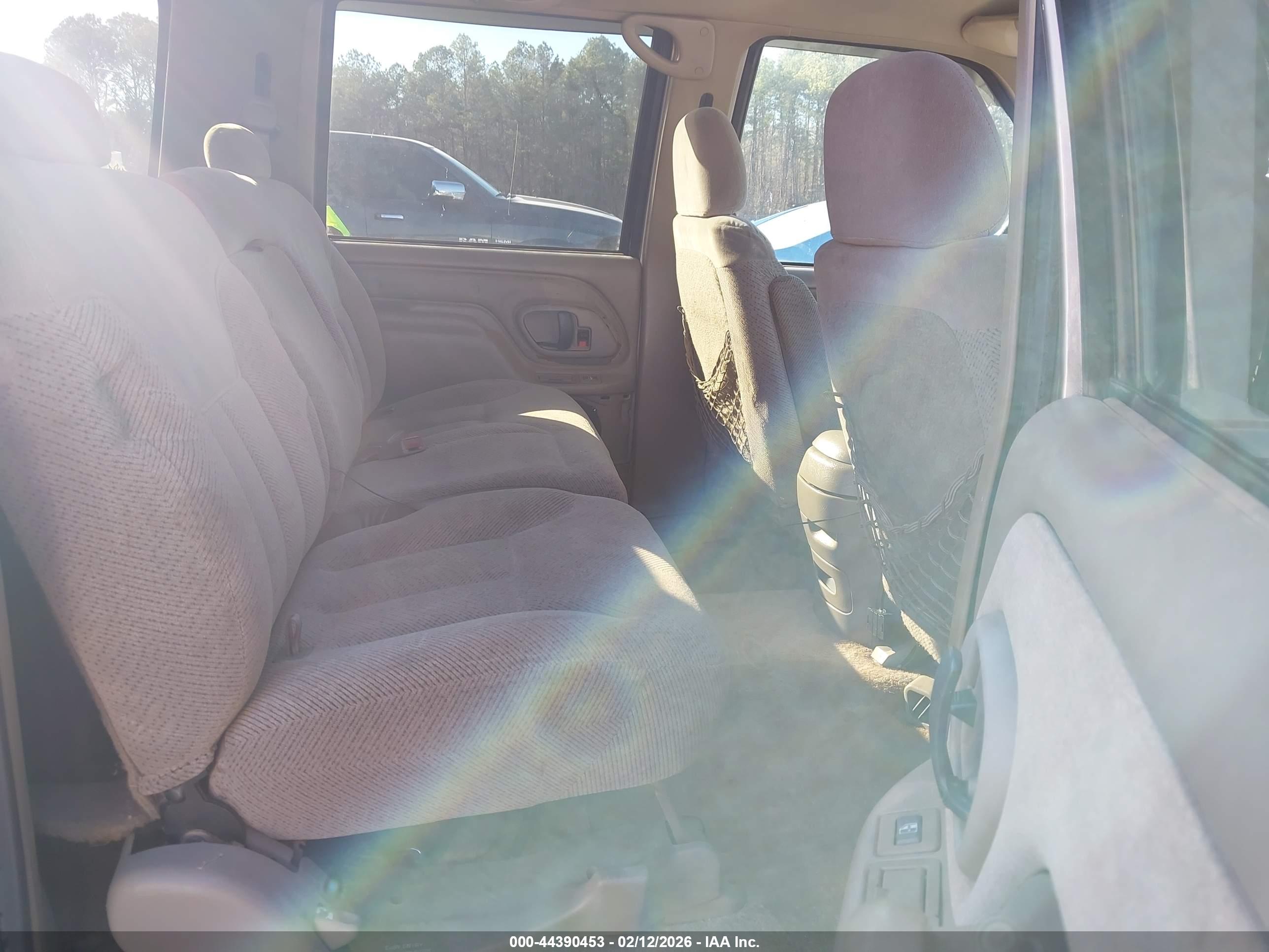 CHEVROLET SUBURBAN image 8