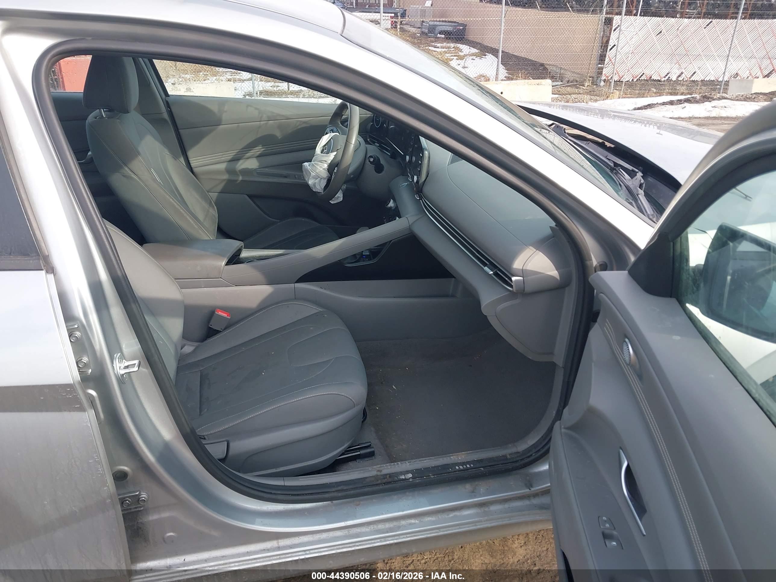 HYUNDAI ELANTRA image 5