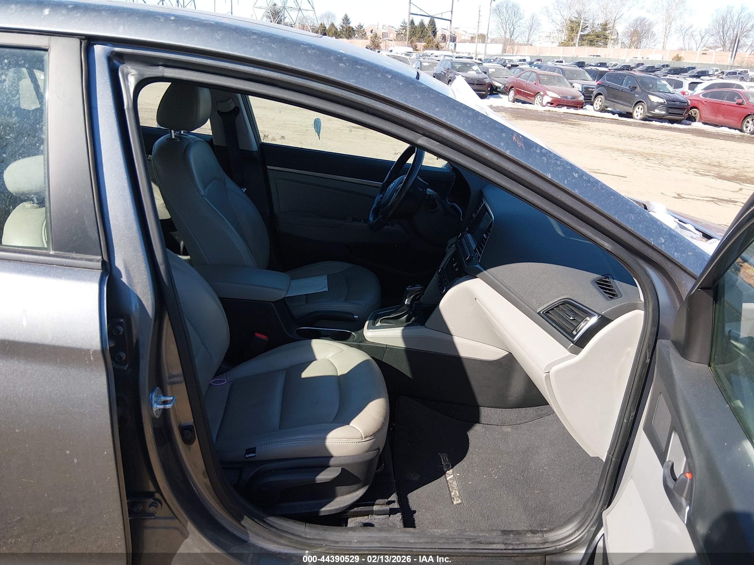 HYUNDAI ELANTRA image 5