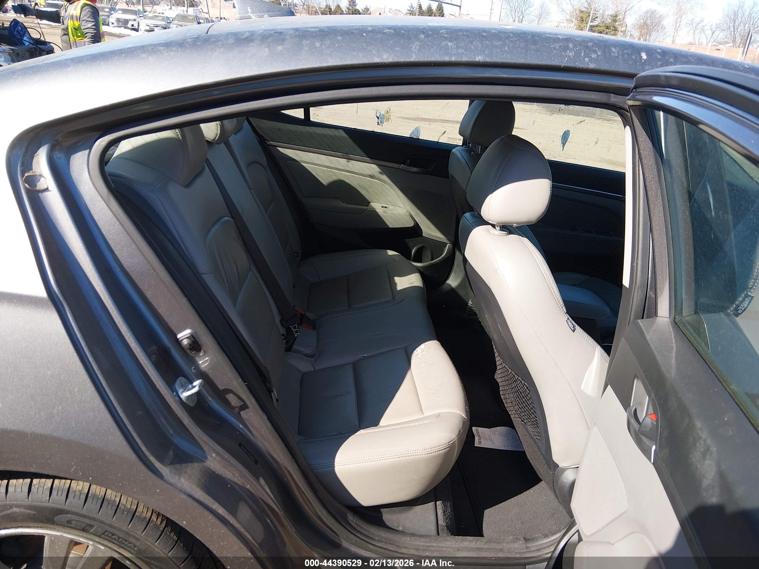 HYUNDAI ELANTRA image 8