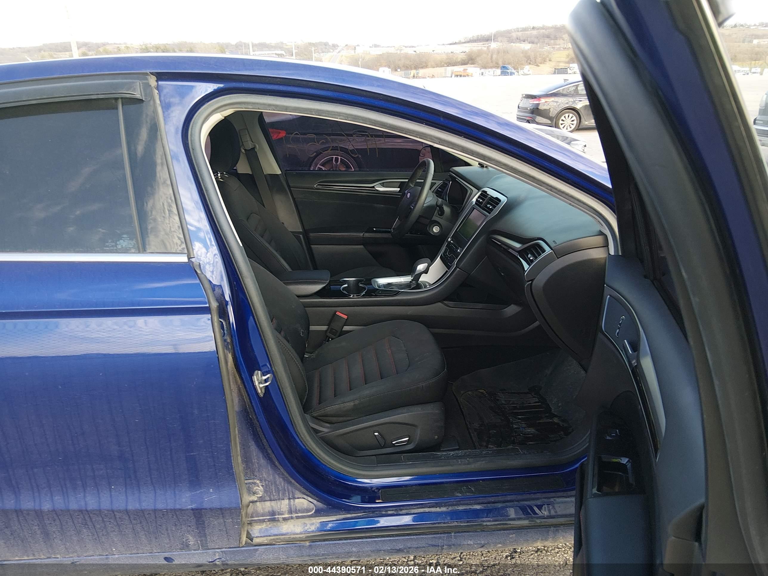 FORD FUSION image 5