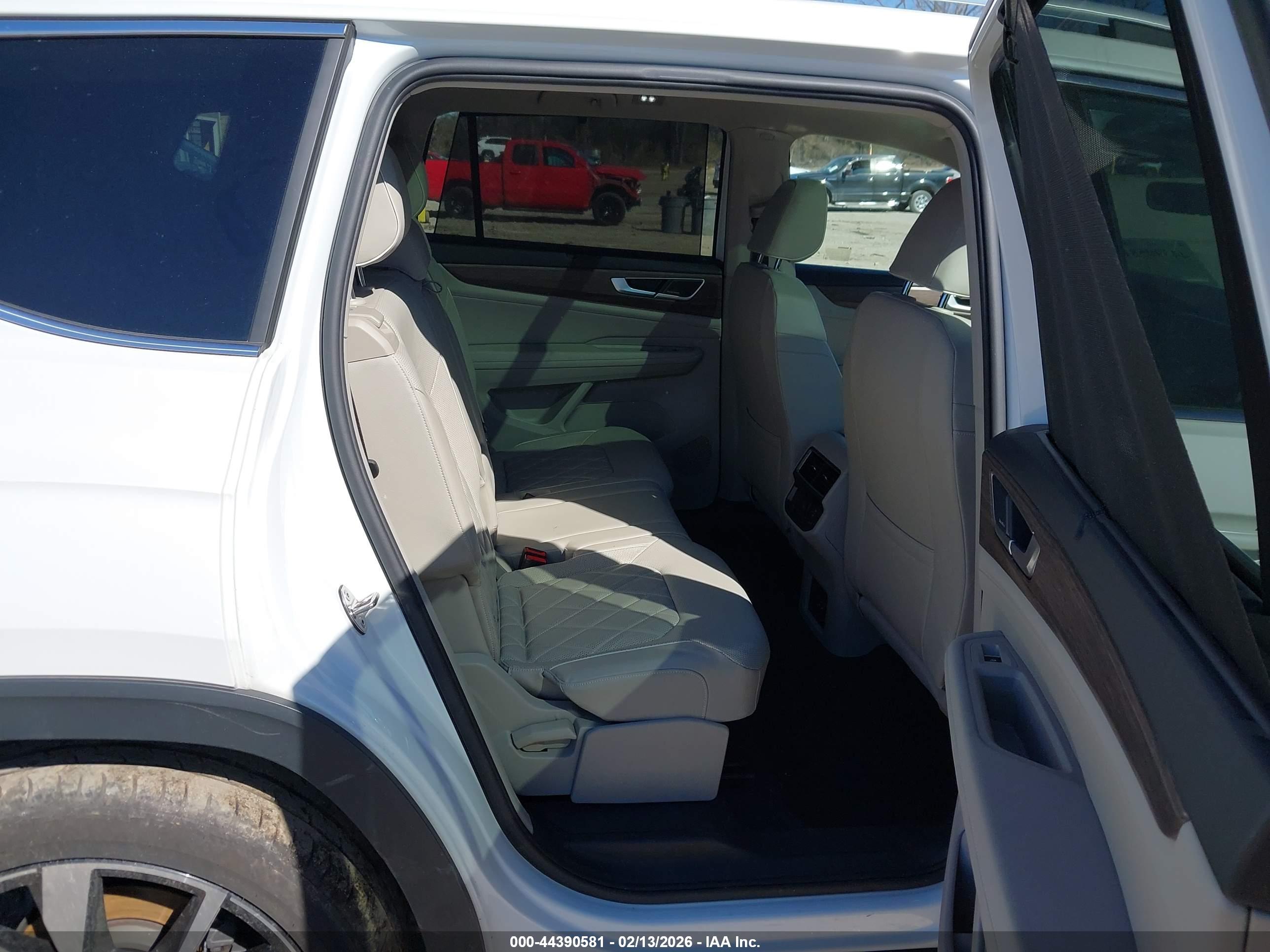 VOLKSWAGEN ATLAS image 8